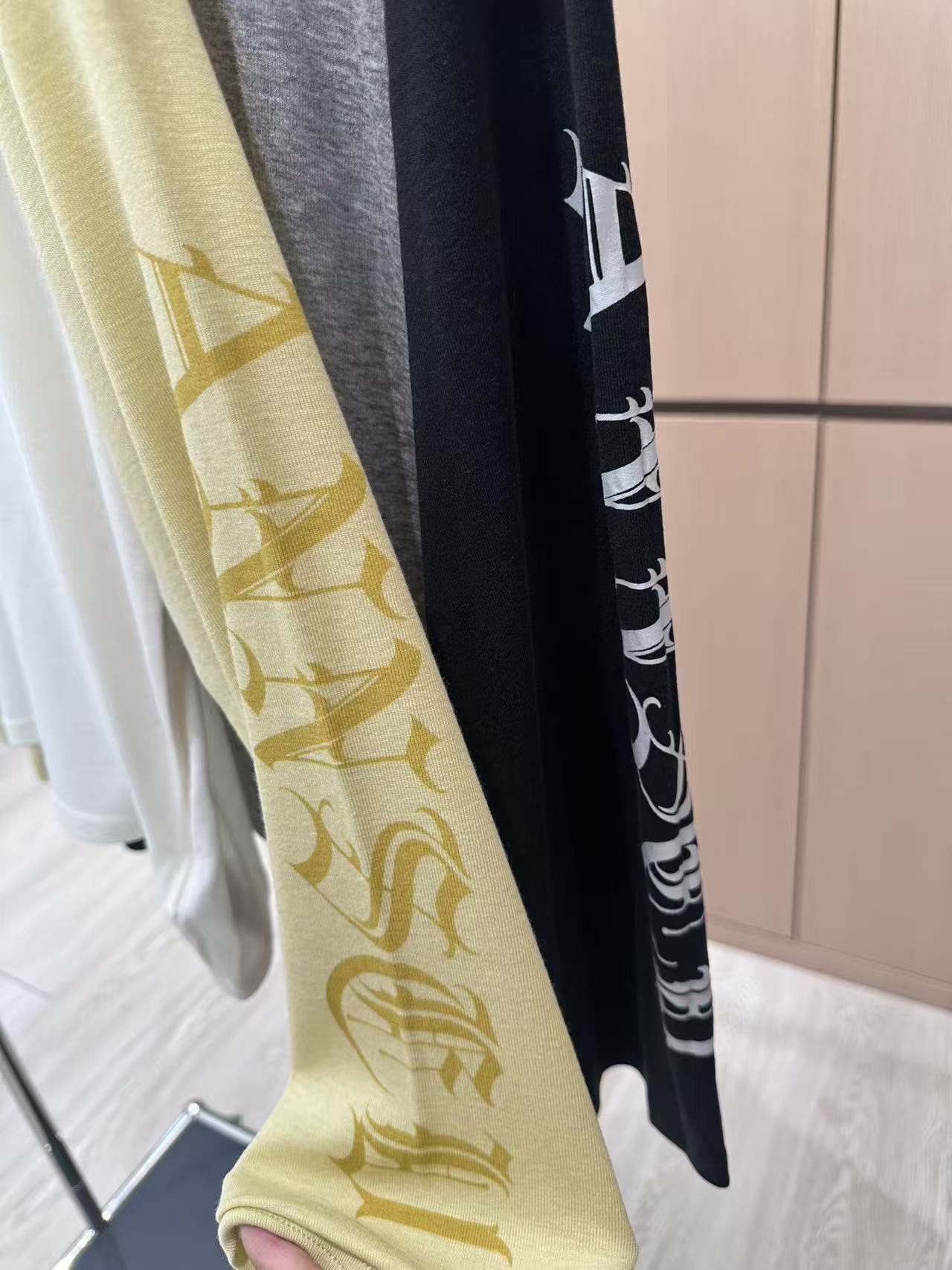 🛒𝐍𝐄𝐖 · 𝟐𝟎𝟐5/爆款现货

原单品质 克罗星｜2025新款撞色天丝长袖
云感舒适的高弹力系列！宽