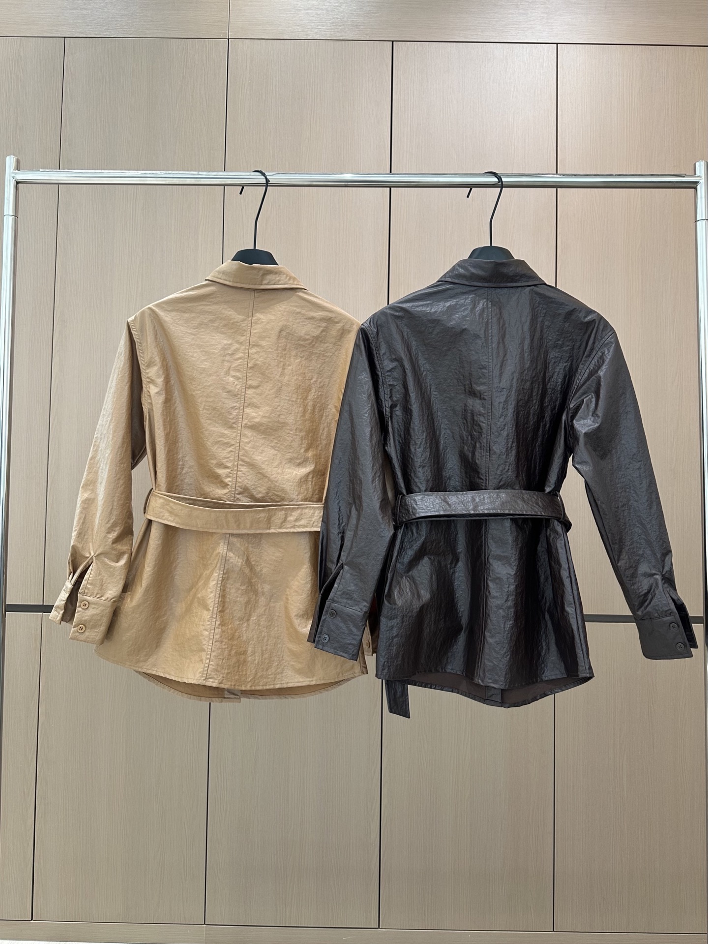 🛒𝐍𝐄𝐖 · 𝟐𝟎𝟐5/爆款现货

设计师 原创｜25秋季新品女士仿皮质新型衬衫
■■■森系穿搭 ，高级