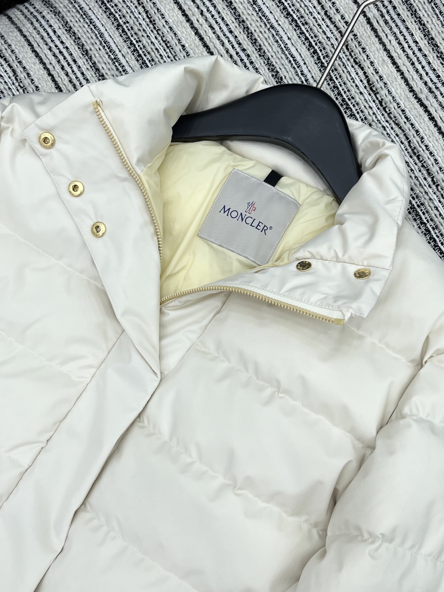 🛒𝐍𝐄𝐖 · 𝟐𝟎𝟐5/爆款现货

原单品质  Mon*｜25秋冬新品立领羽绒服外套
面包服设计 90鹅