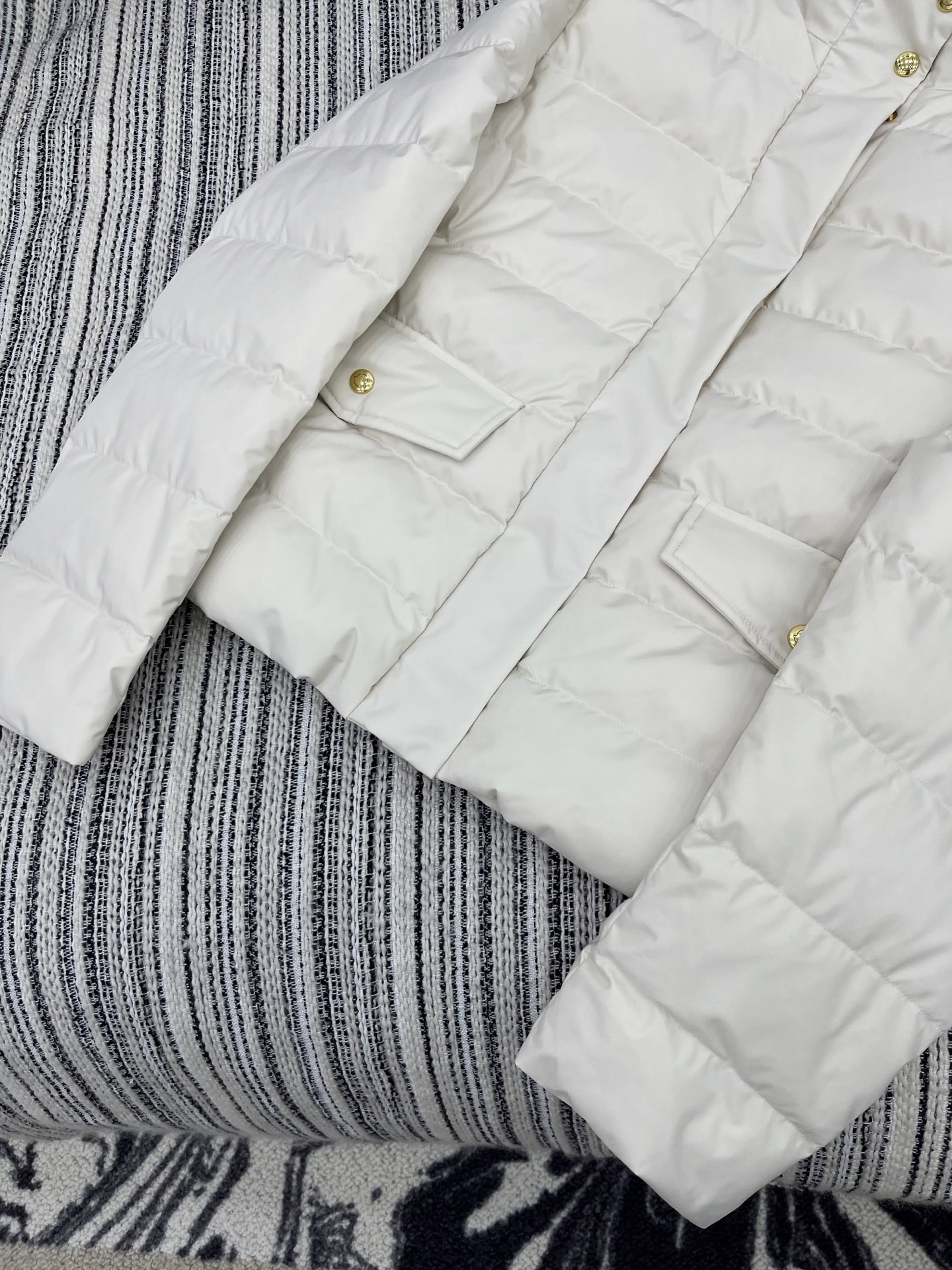 🛒𝐍𝐄𝐖 · 𝟐𝟎𝟐5/爆款现货

原单品质  Mon*｜25秋冬新品立领羽绒服外套
面包服设计 90鹅