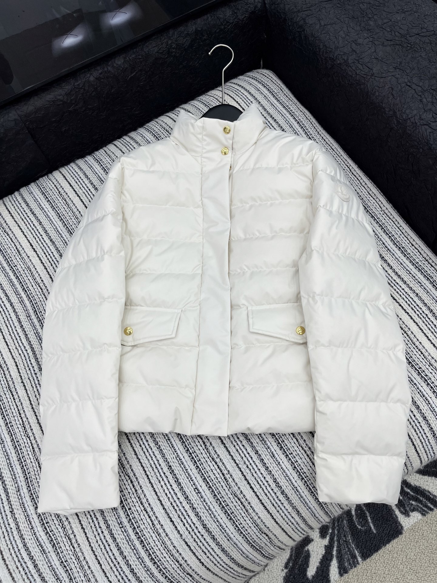 🛒𝐍𝐄𝐖 · 𝟐𝟎𝟐5/爆款现货

原单品质  Mon*｜25秋冬新品立领羽绒服外套
面包服设计 90鹅