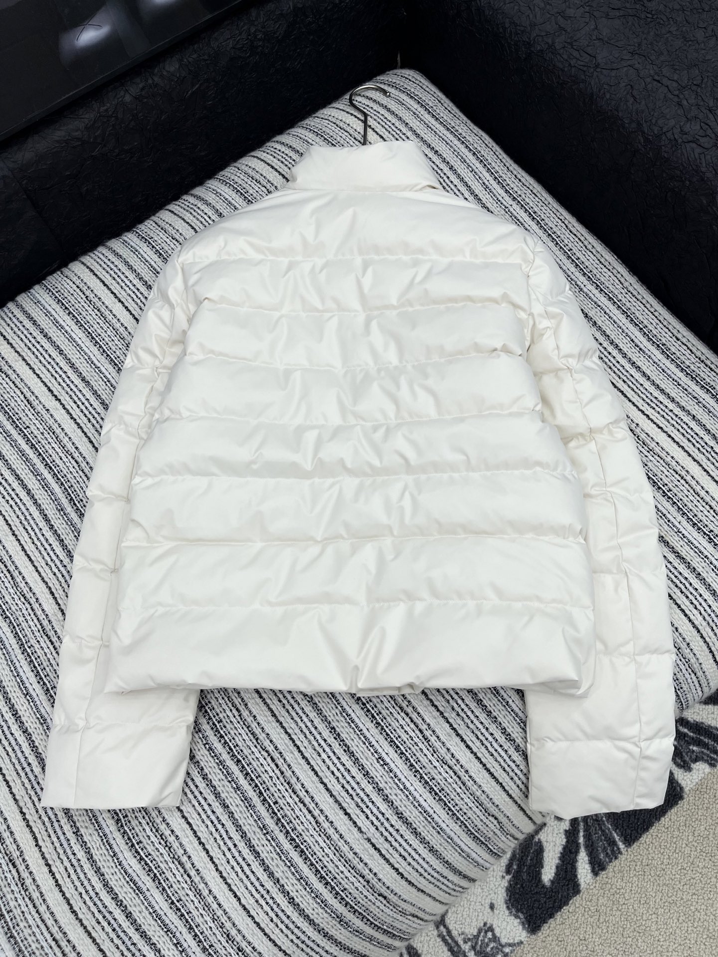 🛒𝐍𝐄𝐖 · 𝟐𝟎𝟐5/爆款现货

原单品质  Mon*｜25秋冬新品立领羽绒服外套
面包服设计 90鹅