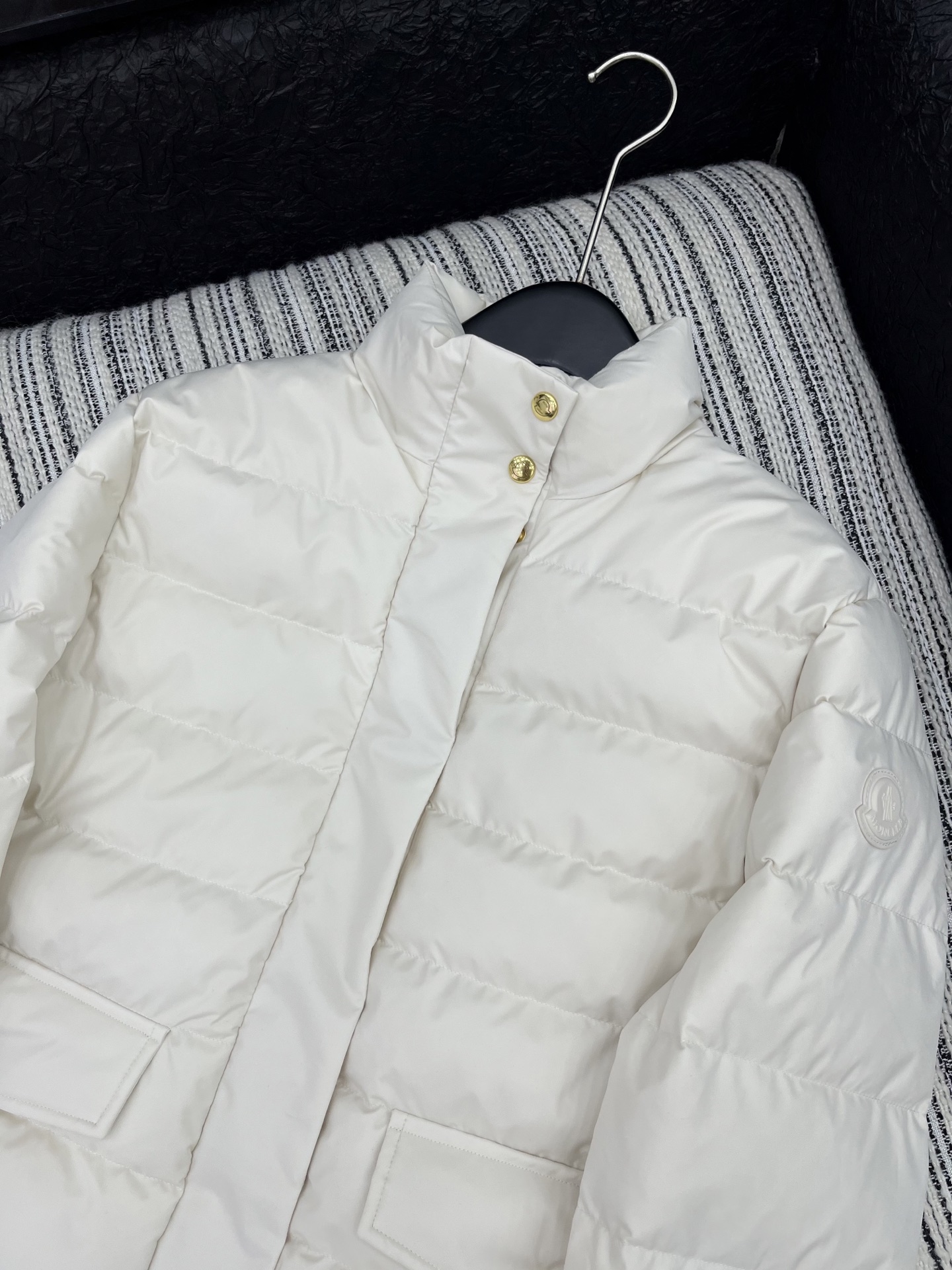 🛒𝐍𝐄𝐖 · 𝟐𝟎𝟐5/爆款现货

原单品质  Mon*｜25秋冬新品立领羽绒服外套
面包服设计 90鹅