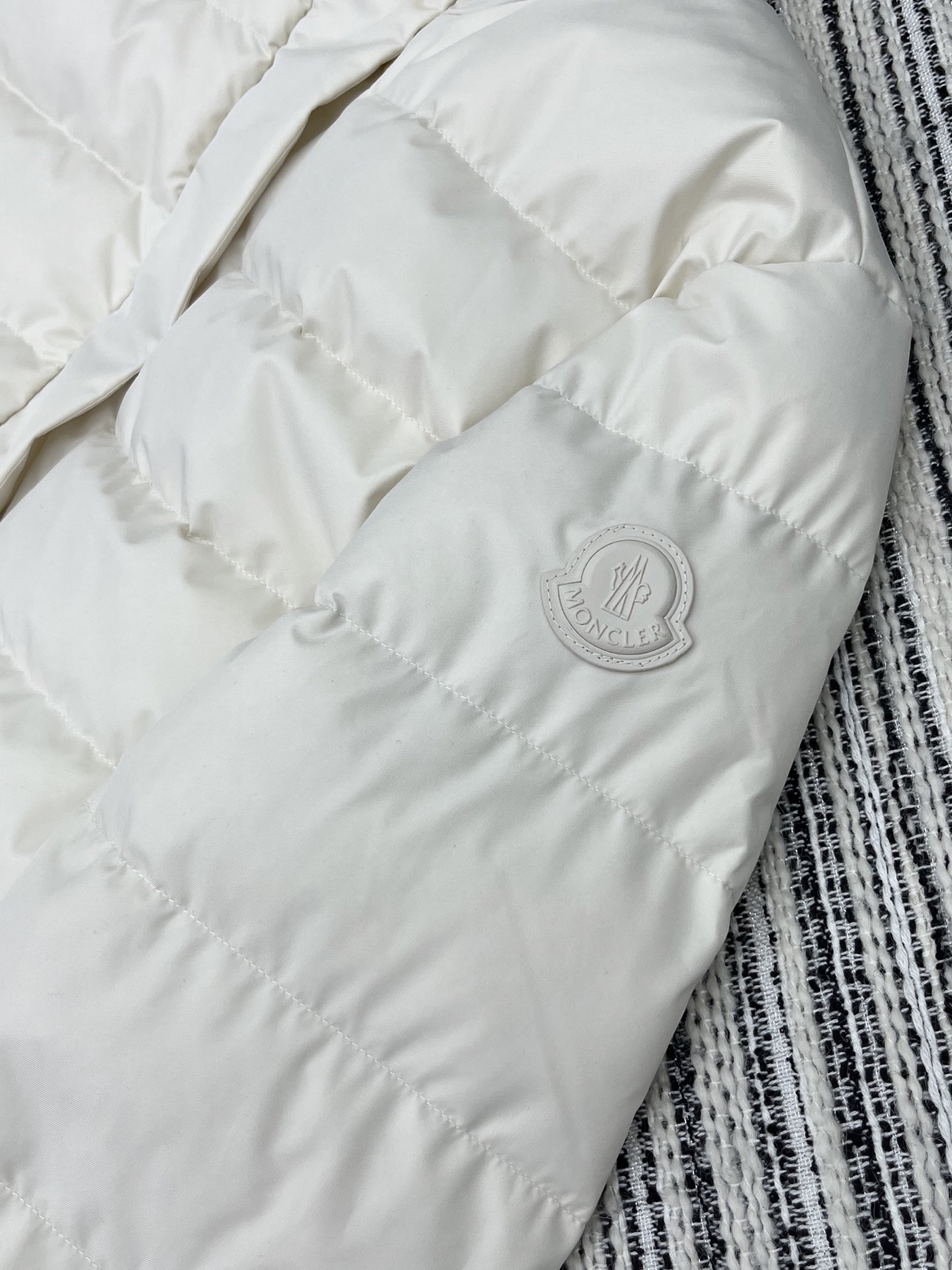 🛒𝐍𝐄𝐖 · 𝟐𝟎𝟐5/爆款现货

原单品质  Mon*｜25秋冬新品立领羽绒服外套
面包服设计 90鹅