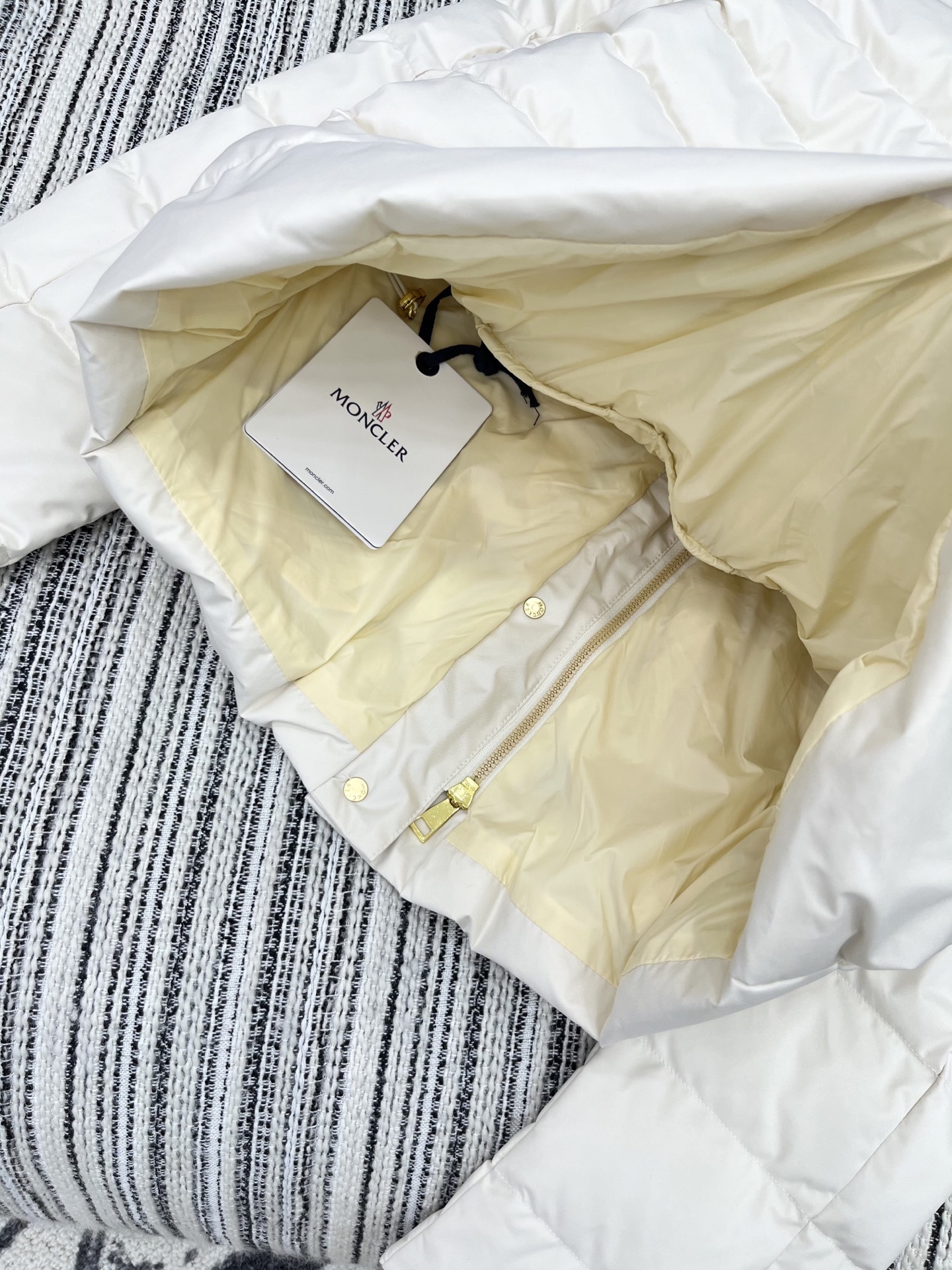 🛒𝐍𝐄𝐖 · 𝟐𝟎𝟐5/爆款现货

原单品质  Mon*｜25秋冬新品立领羽绒服外套
面包服设计 90鹅