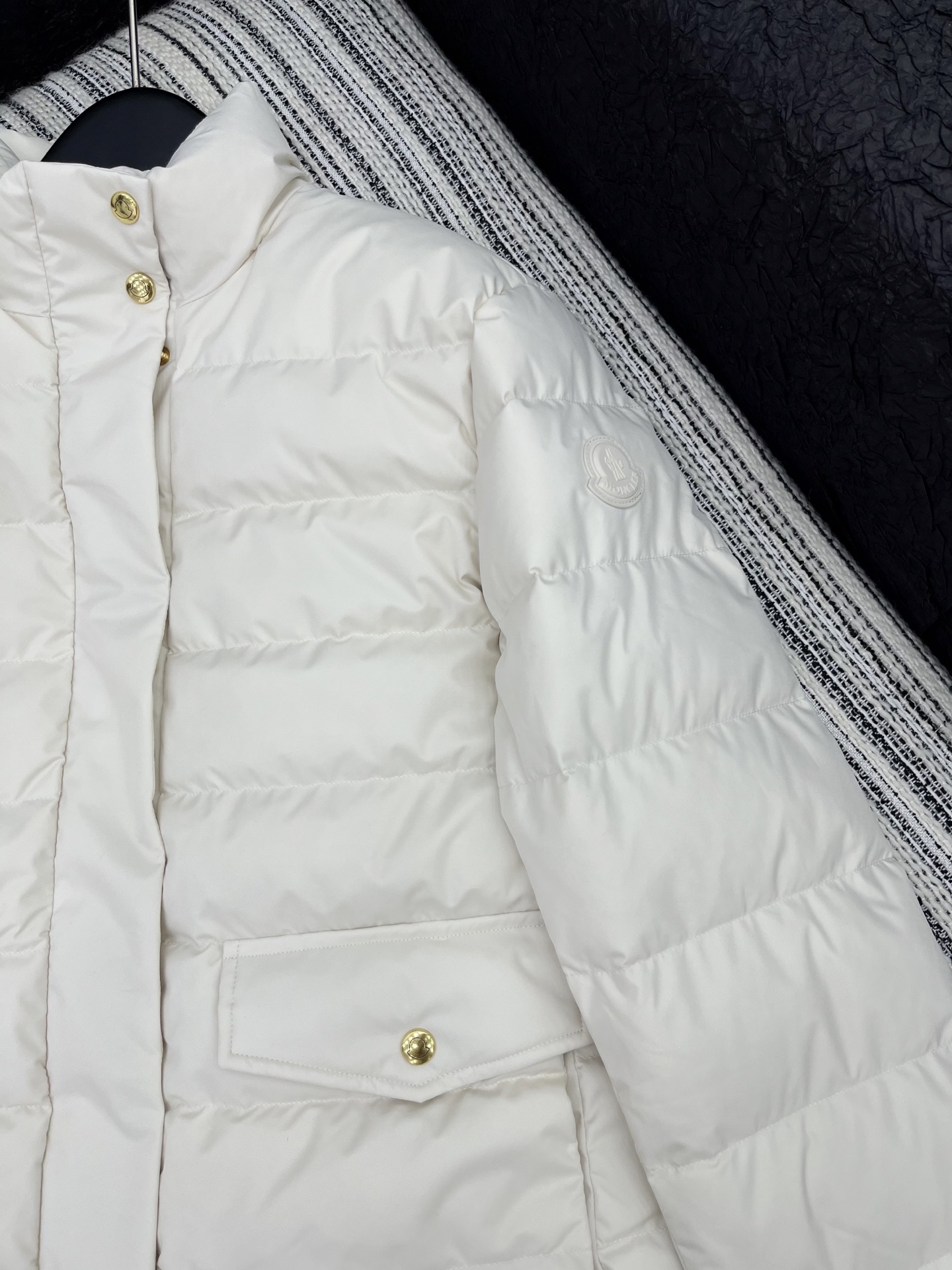 🛒𝐍𝐄𝐖 · 𝟐𝟎𝟐5/爆款现货

原单品质  Mon*｜25秋冬新品立领羽绒服外套
面包服设计 90鹅