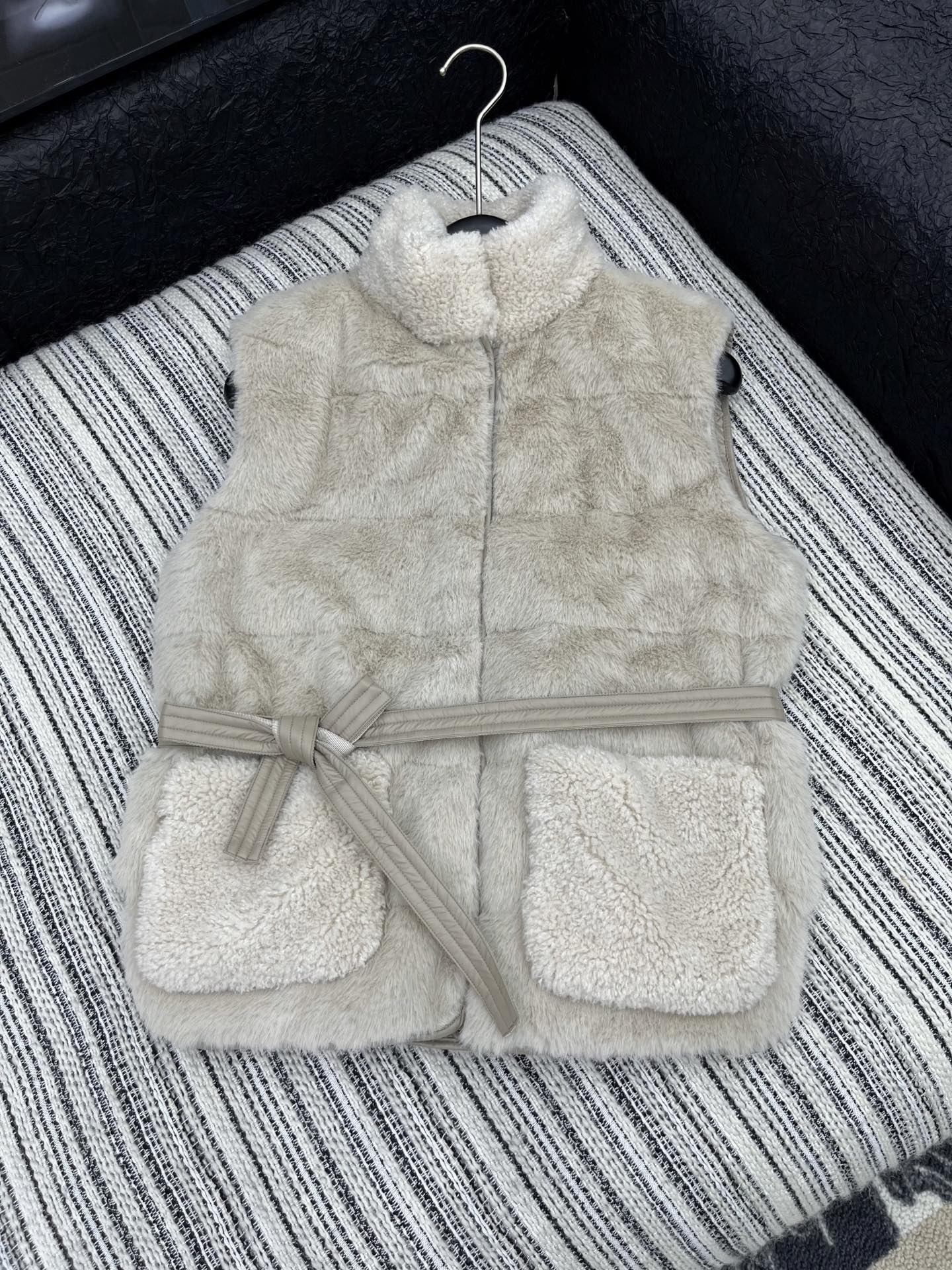 🛒𝐍𝐄𝐖 · 𝟐𝟎𝟐5/爆款现货

【原版定制】Mon*｜25秋冬羚羊卷毛拼接小狐貂羽绒服马甲外套
极简