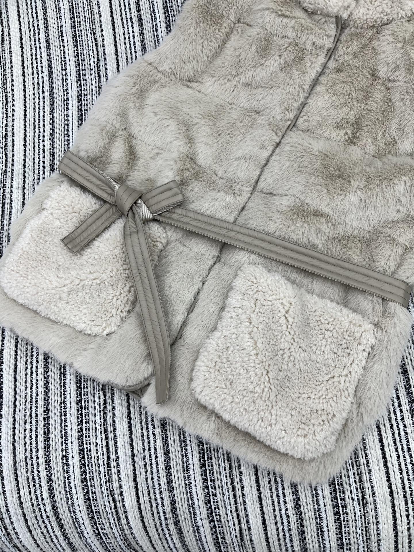 🛒𝐍𝐄𝐖 · 𝟐𝟎𝟐5/爆款现货

【原版定制】Mon*｜25秋冬羚羊卷毛拼接小狐貂羽绒服马甲外套
极简