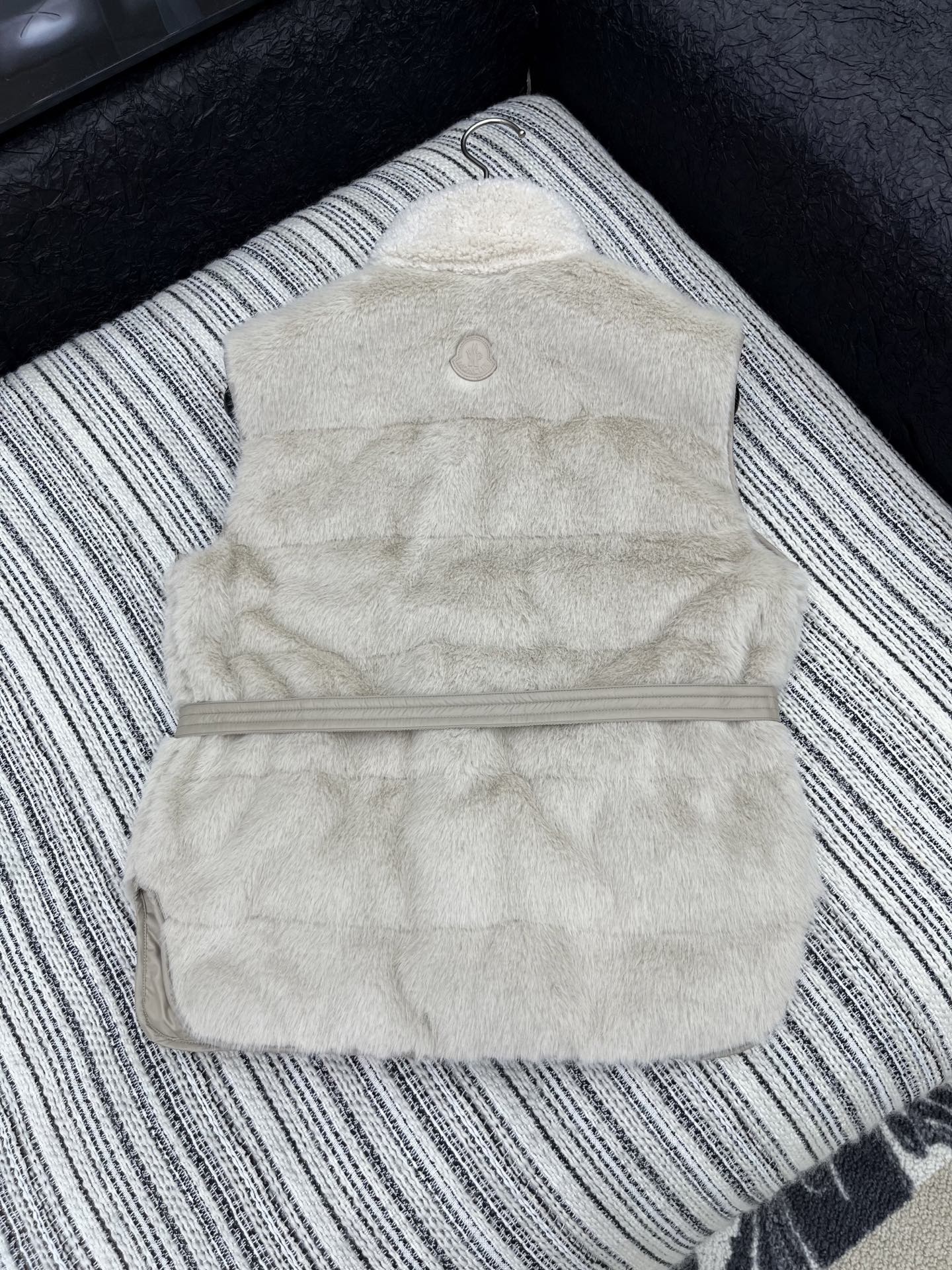 🛒𝐍𝐄𝐖 · 𝟐𝟎𝟐5/爆款现货

【原版定制】Mon*｜25秋冬羚羊卷毛拼接小狐貂羽绒服马甲外套
极简