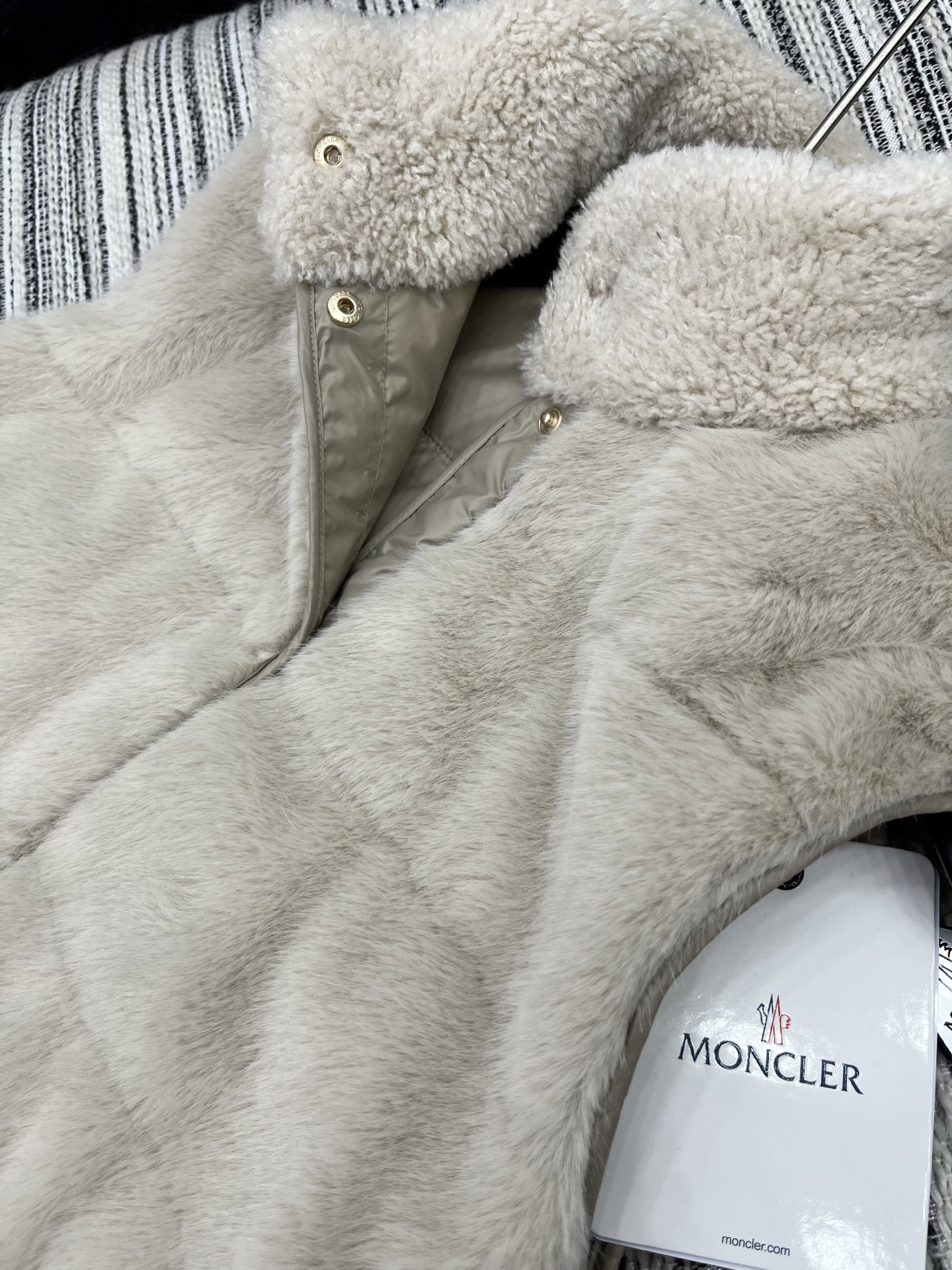 🛒𝐍𝐄𝐖 · 𝟐𝟎𝟐5/爆款现货

【原版定制】Mon*｜25秋冬羚羊卷毛拼接小狐貂羽绒服马甲外套
极简