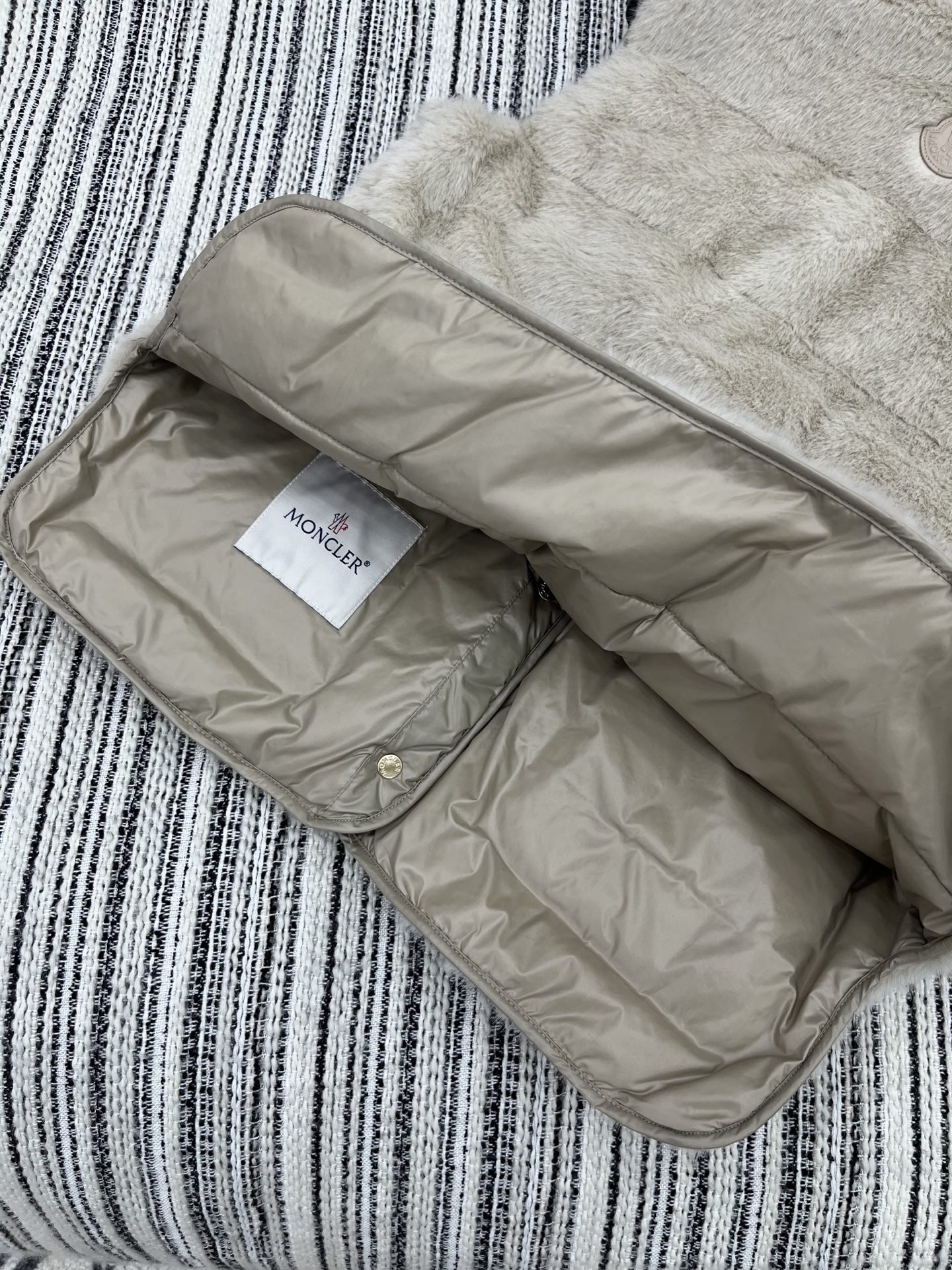 🛒𝐍𝐄𝐖 · 𝟐𝟎𝟐5/爆款现货

【原版定制】Mon*｜25秋冬羚羊卷毛拼接小狐貂羽绒服马甲外套
极简