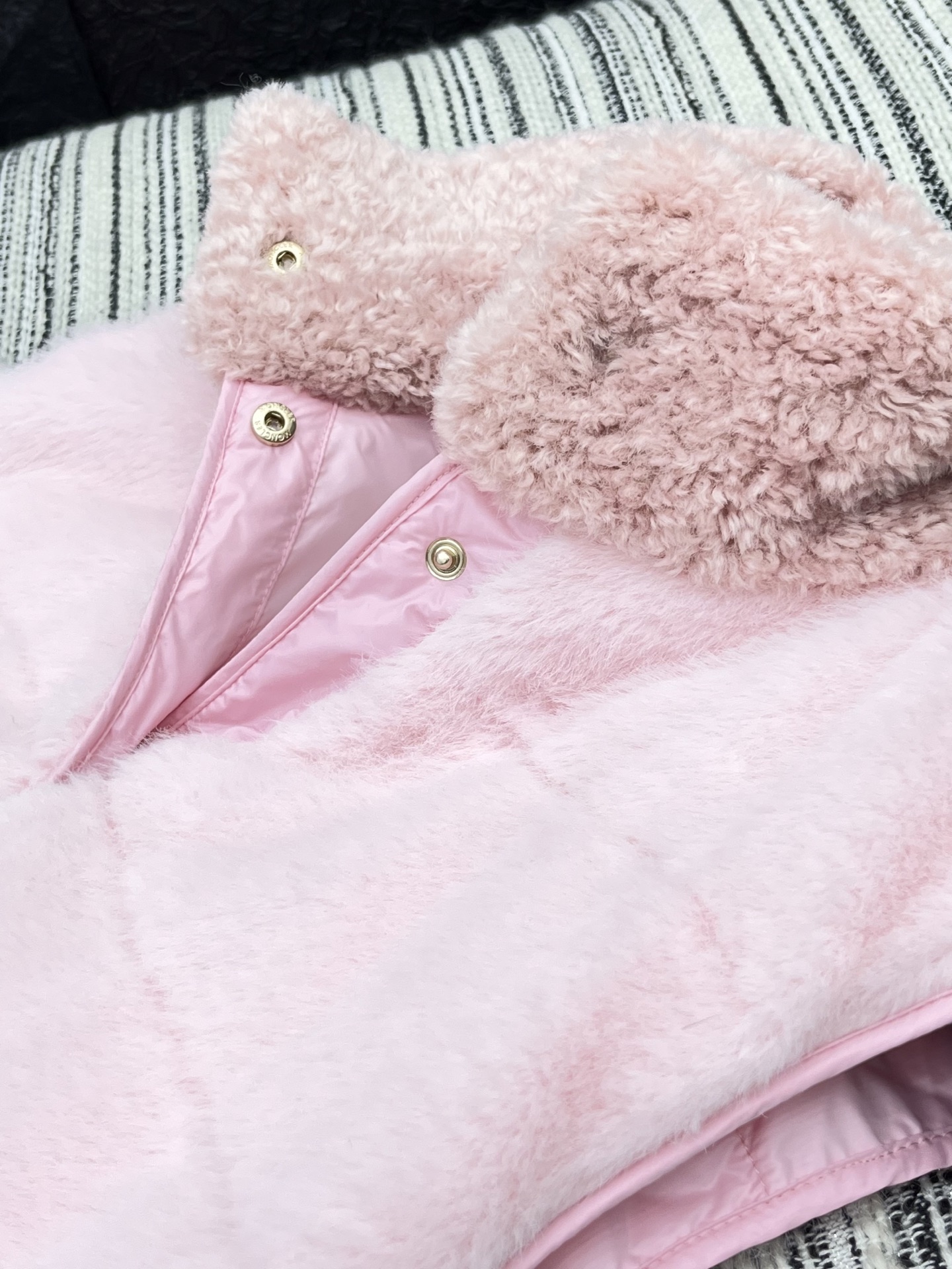 🛒𝐍𝐄𝐖 · 𝟐𝟎𝟐5/爆款现货

【原版定制】Mon*｜25秋冬羚羊卷毛拼接小狐貂羽绒服马甲外套
极简