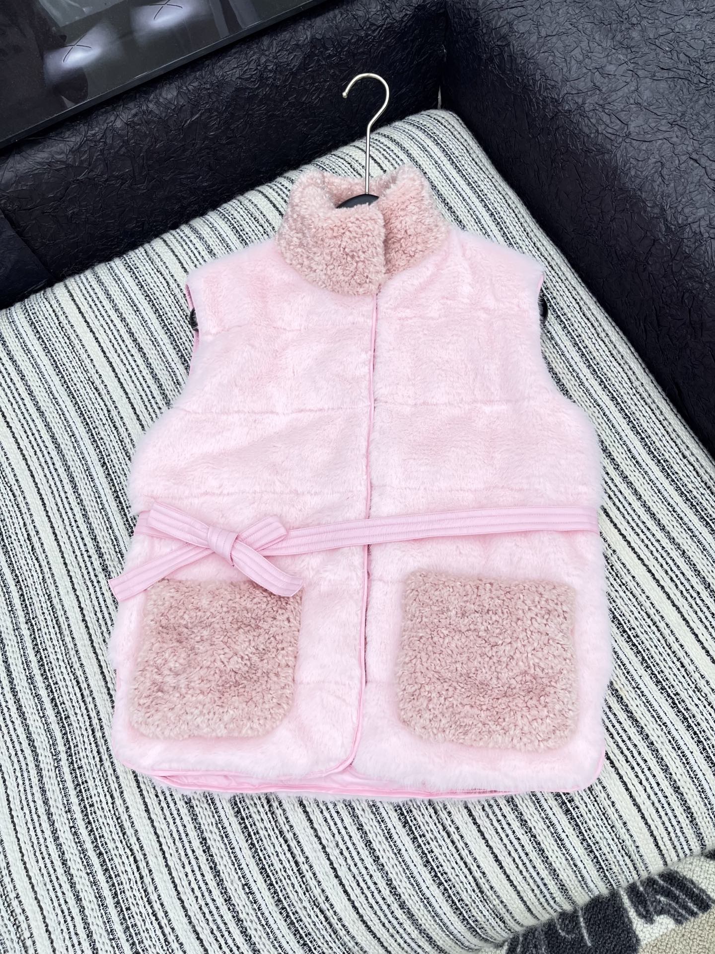 🛒𝐍𝐄𝐖 · 𝟐𝟎𝟐5/爆款现货

【原版定制】Mon*｜25秋冬羚羊卷毛拼接小狐貂羽绒服马甲外套
极简