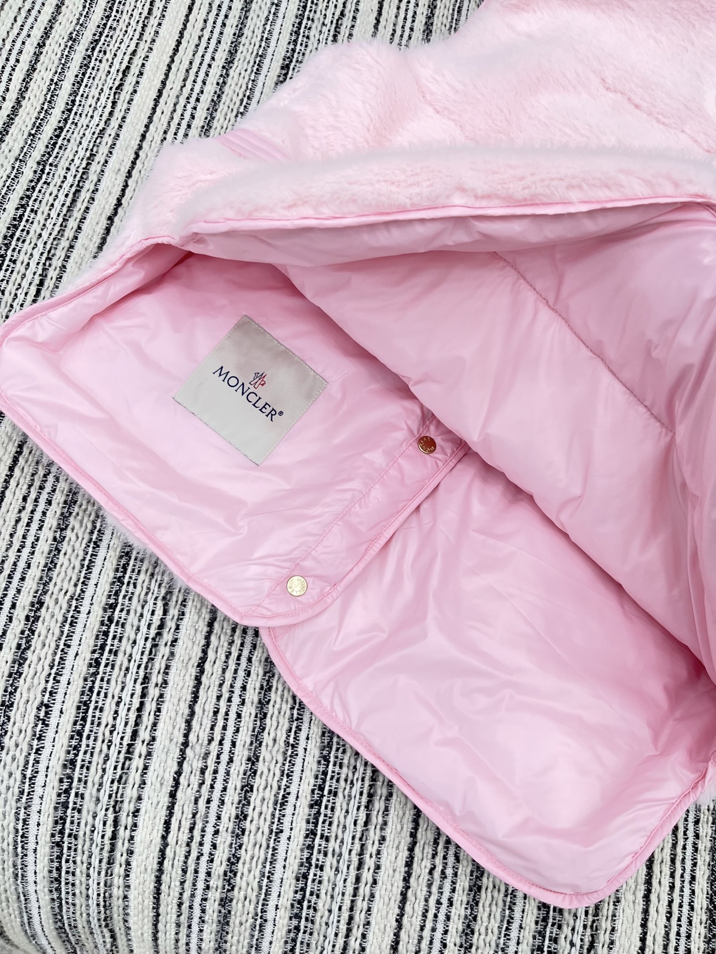 🛒𝐍𝐄𝐖 · 𝟐𝟎𝟐5/爆款现货

【原版定制】Mon*｜25秋冬羚羊卷毛拼接小狐貂羽绒服马甲外套
极简