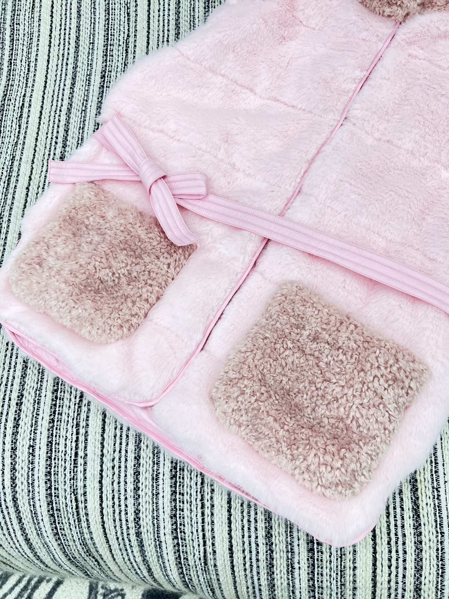 🛒𝐍𝐄𝐖 · 𝟐𝟎𝟐5/爆款现货

【原版定制】Mon*｜25秋冬羚羊卷毛拼接小狐貂羽绒服马甲外套
极简
