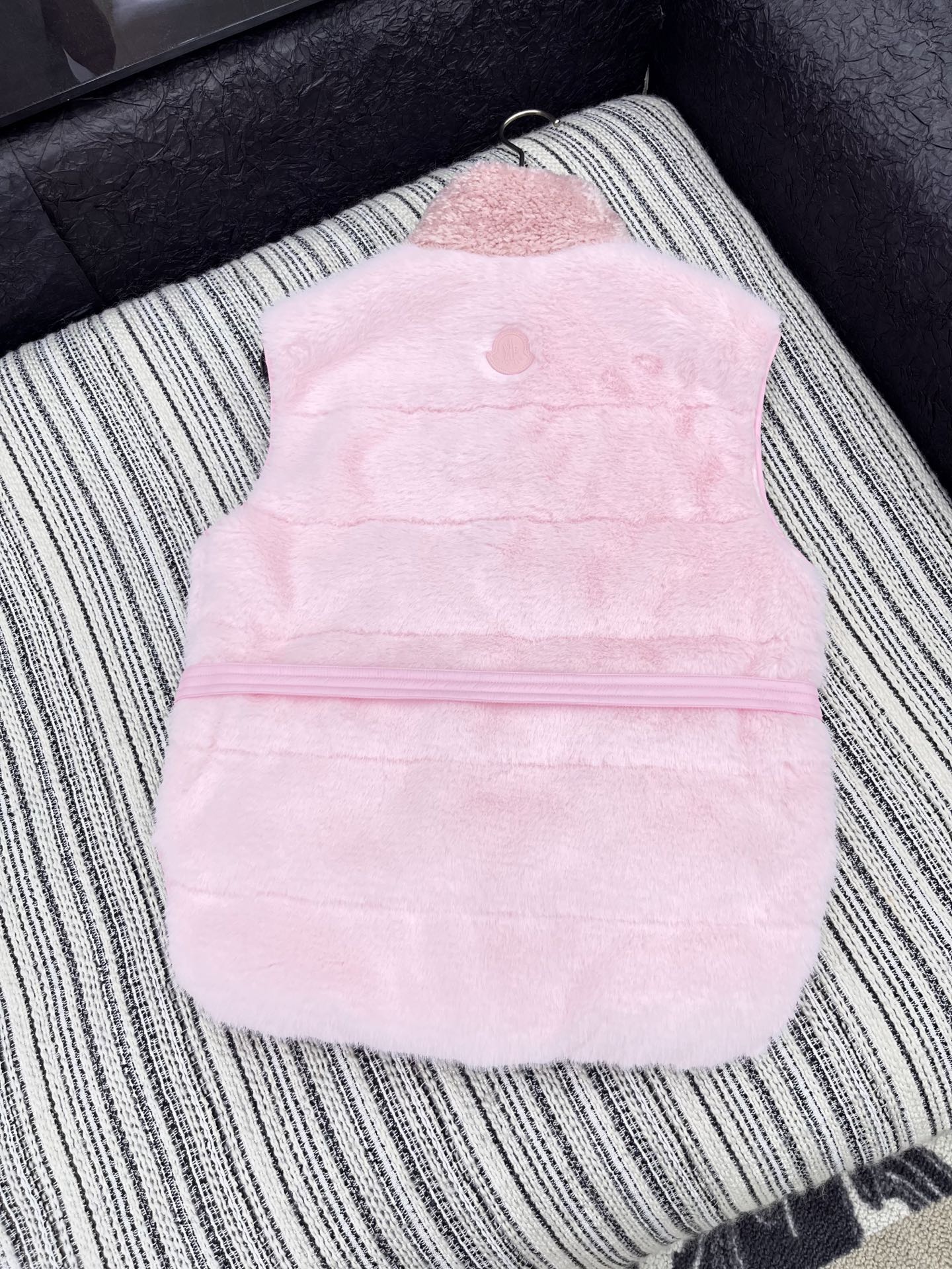 🛒𝐍𝐄𝐖 · 𝟐𝟎𝟐5/爆款现货

【原版定制】Mon*｜25秋冬羚羊卷毛拼接小狐貂羽绒服马甲外套
极简
