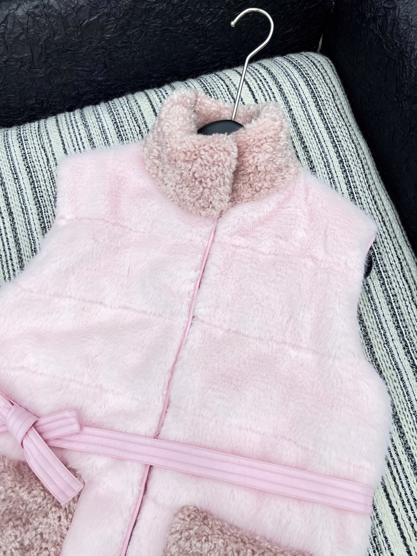 🛒𝐍𝐄𝐖 · 𝟐𝟎𝟐5/爆款现货

【原版定制】Mon*｜25秋冬羚羊卷毛拼接小狐貂羽绒服马甲外套
极简