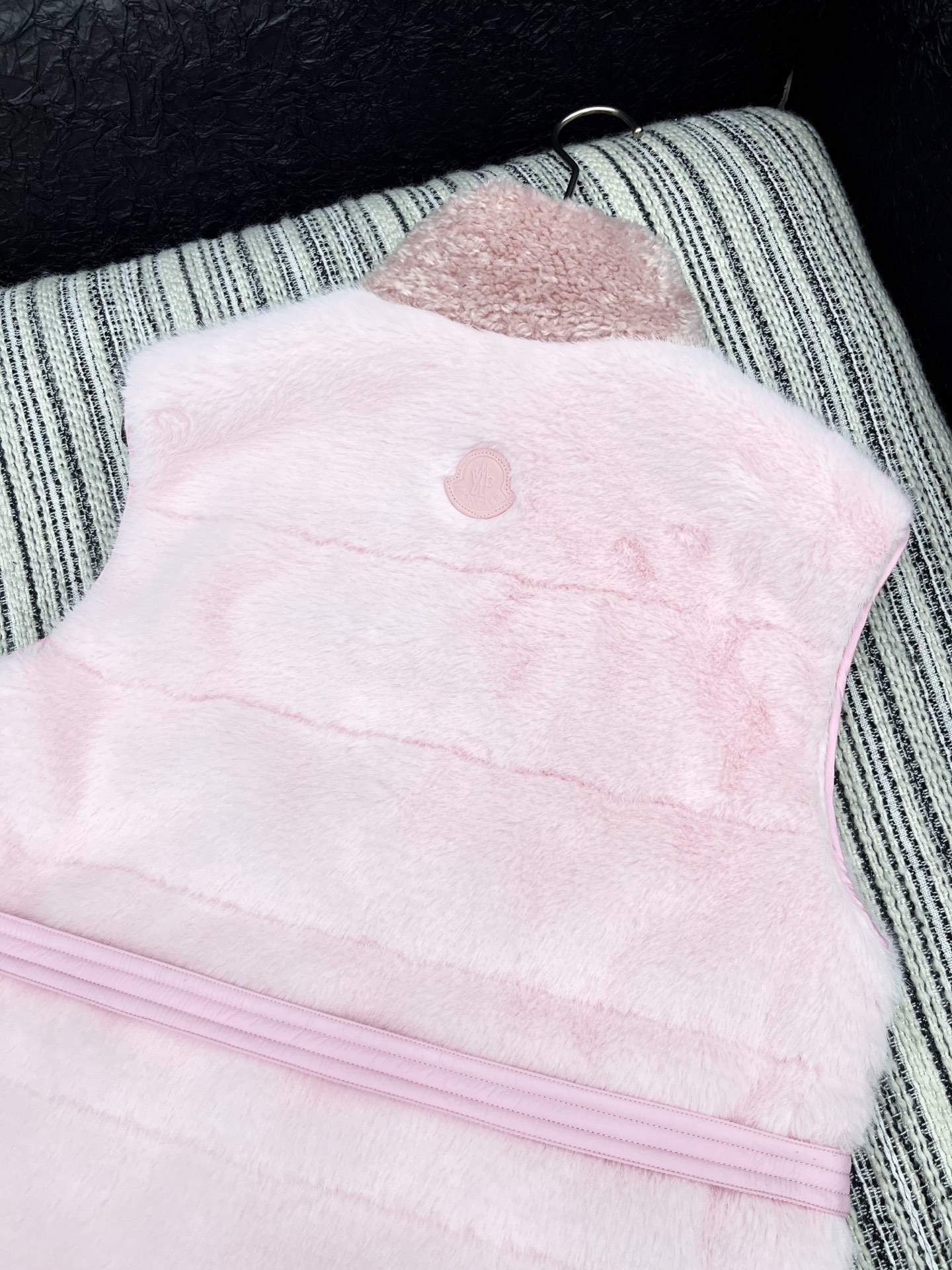 🛒𝐍𝐄𝐖 · 𝟐𝟎𝟐5/爆款现货

【原版定制】Mon*｜25秋冬羚羊卷毛拼接小狐貂羽绒服马甲外套
极简