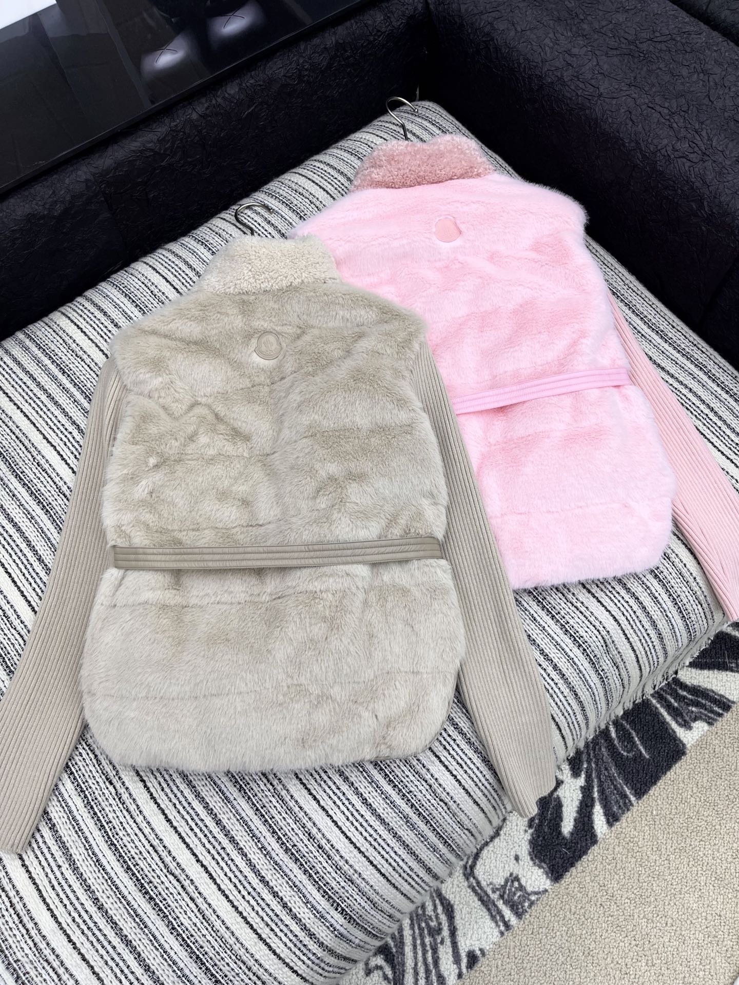 🛒𝐍𝐄𝐖 · 𝟐𝟎𝟐5/爆款现货

【原版定制】Mon*｜25秋冬羚羊卷毛拼接小狐貂羽绒服长袖外套
毛质