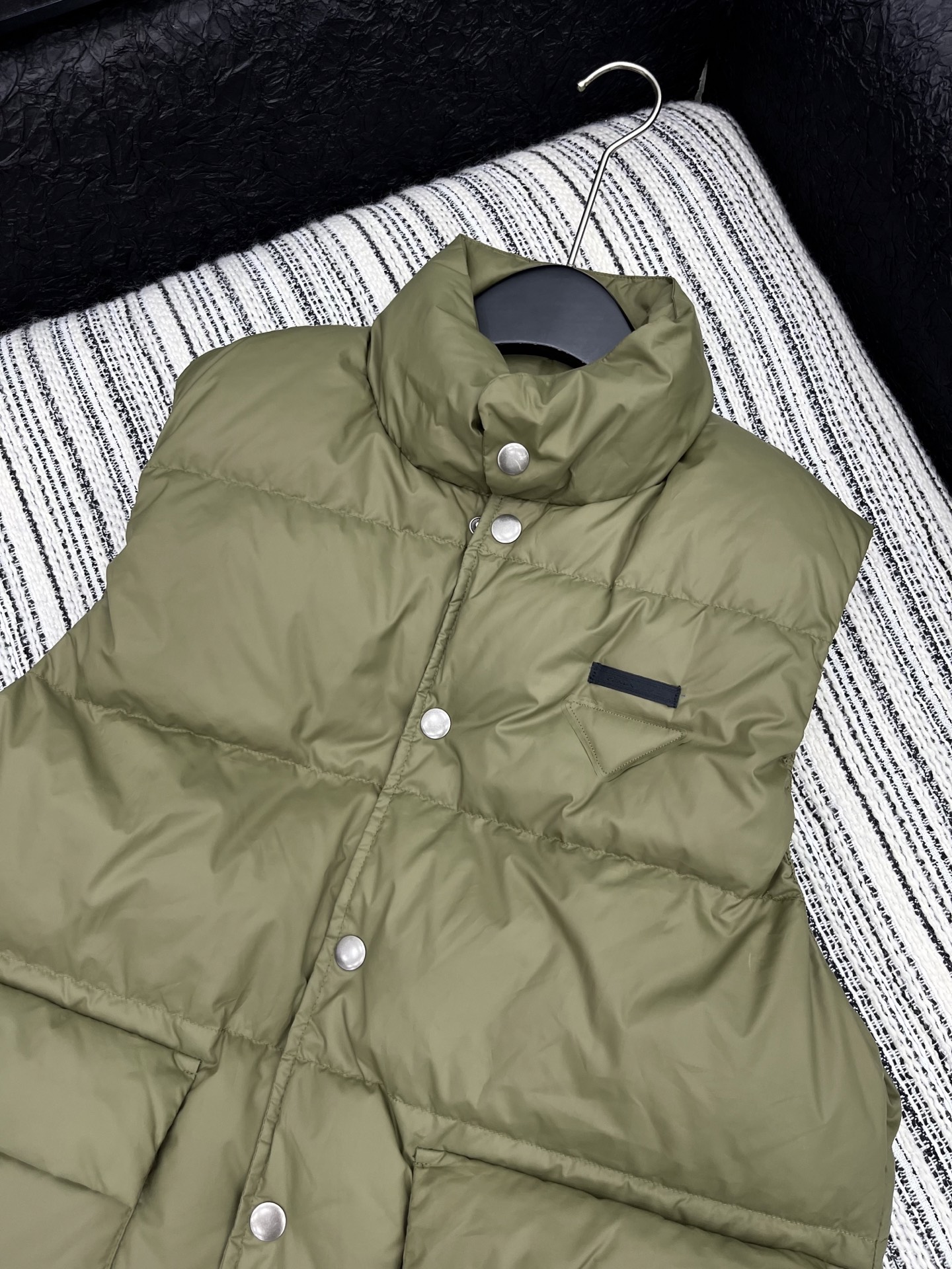 🛒𝐍𝐄𝐖 · 𝟐𝟎𝟐5/爆款现货

【原版定制】Prad*｜25秋冬羽绒黑标倒三角马甲外套
代购爆款本季