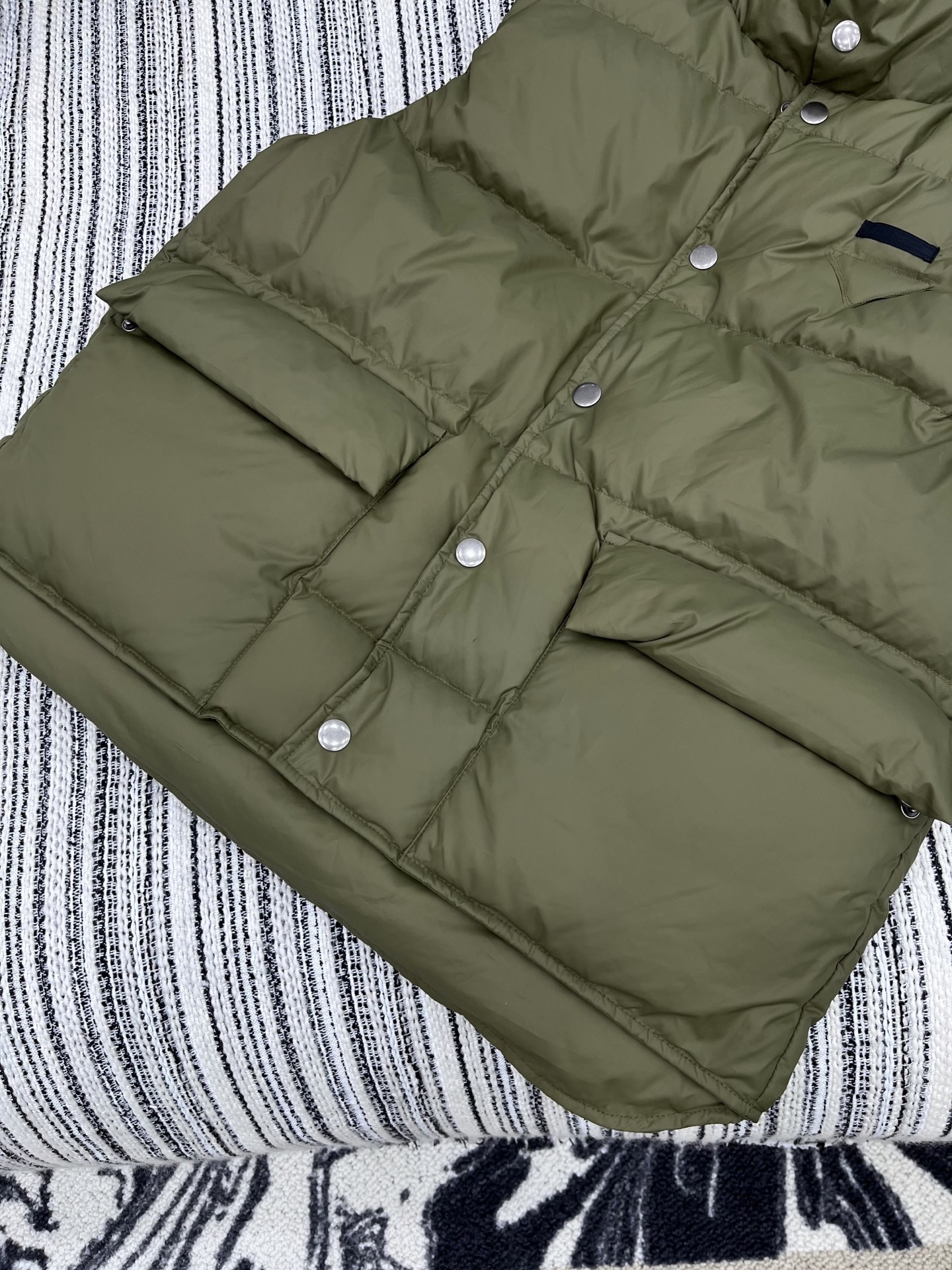🛒𝐍𝐄𝐖 · 𝟐𝟎𝟐5/爆款现货

【原版定制】Prad*｜25秋冬羽绒黑标倒三角马甲外套
代购爆款本季