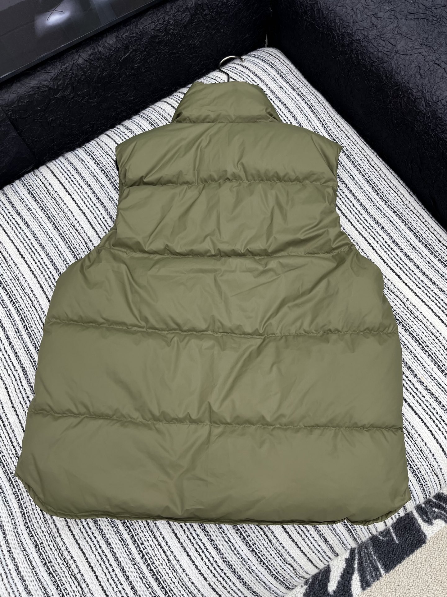 🛒𝐍𝐄𝐖 · 𝟐𝟎𝟐5/爆款现货

【原版定制】Prad*｜25秋冬羽绒黑标倒三角马甲外套
代购爆款本季