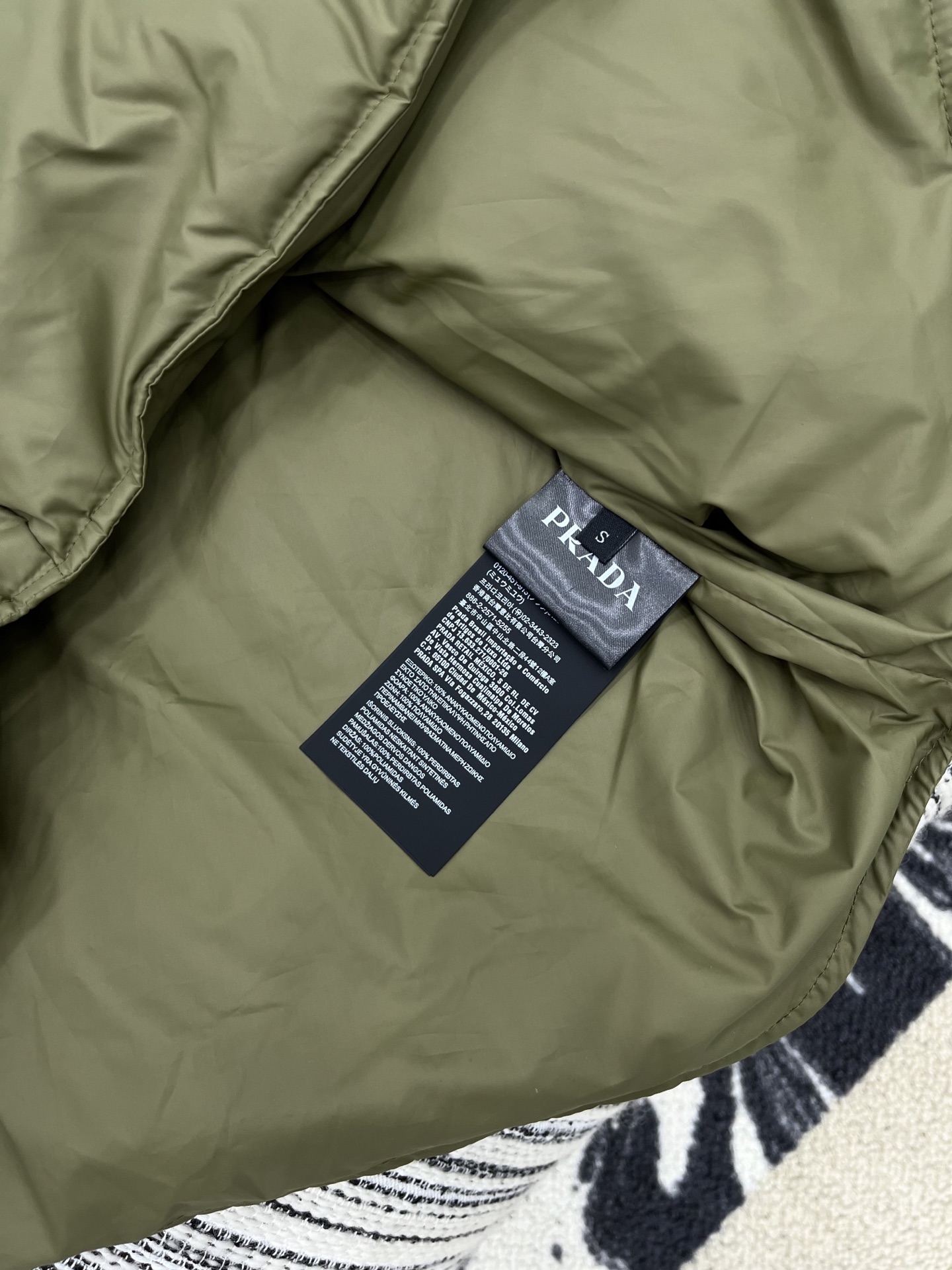 🛒𝐍𝐄𝐖 · 𝟐𝟎𝟐5/爆款现货

【原版定制】Prad*｜25秋冬羽绒黑标倒三角马甲外套
代购爆款本季