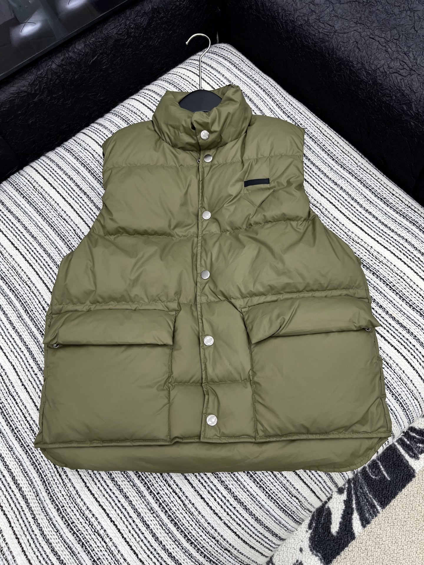 🛒𝐍𝐄𝐖 · 𝟐𝟎𝟐5/爆款现货

【原版定制】Prad*｜25秋冬羽绒黑标倒三角马甲外套
代购爆款本季