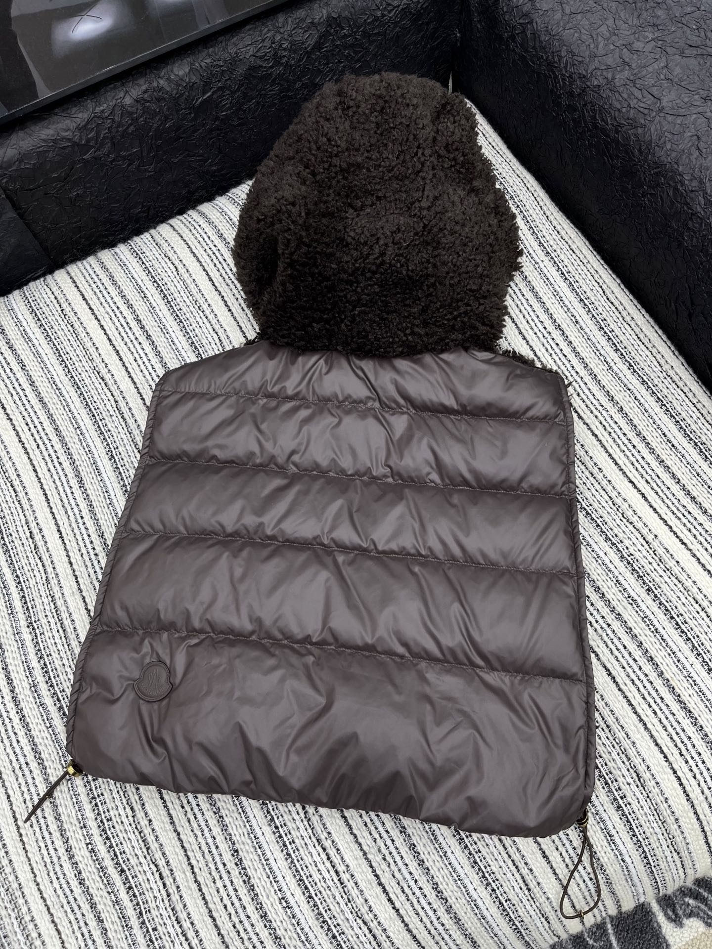 🛒𝐍𝐄𝐖 · 𝟐𝟎𝟐5/爆款现货

【原版定制】Mon*｜25秋冬戴帽狐貂羽绒服马甲外套
极简主义设计高