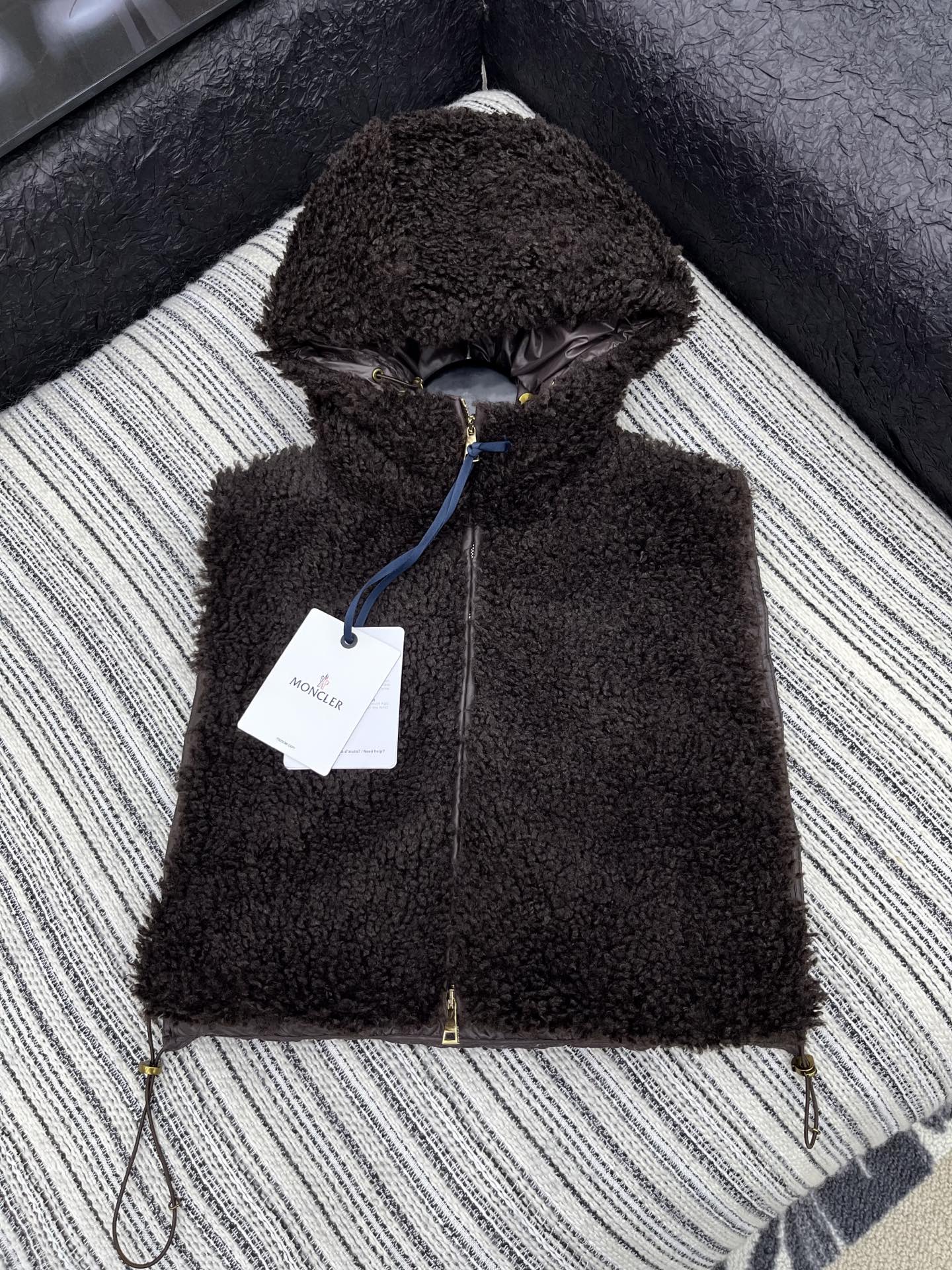 🛒𝐍𝐄𝐖 · 𝟐𝟎𝟐5/爆款现货

【原版定制】Mon*｜25秋冬戴帽狐貂羽绒服马甲外套
极简主义设计高