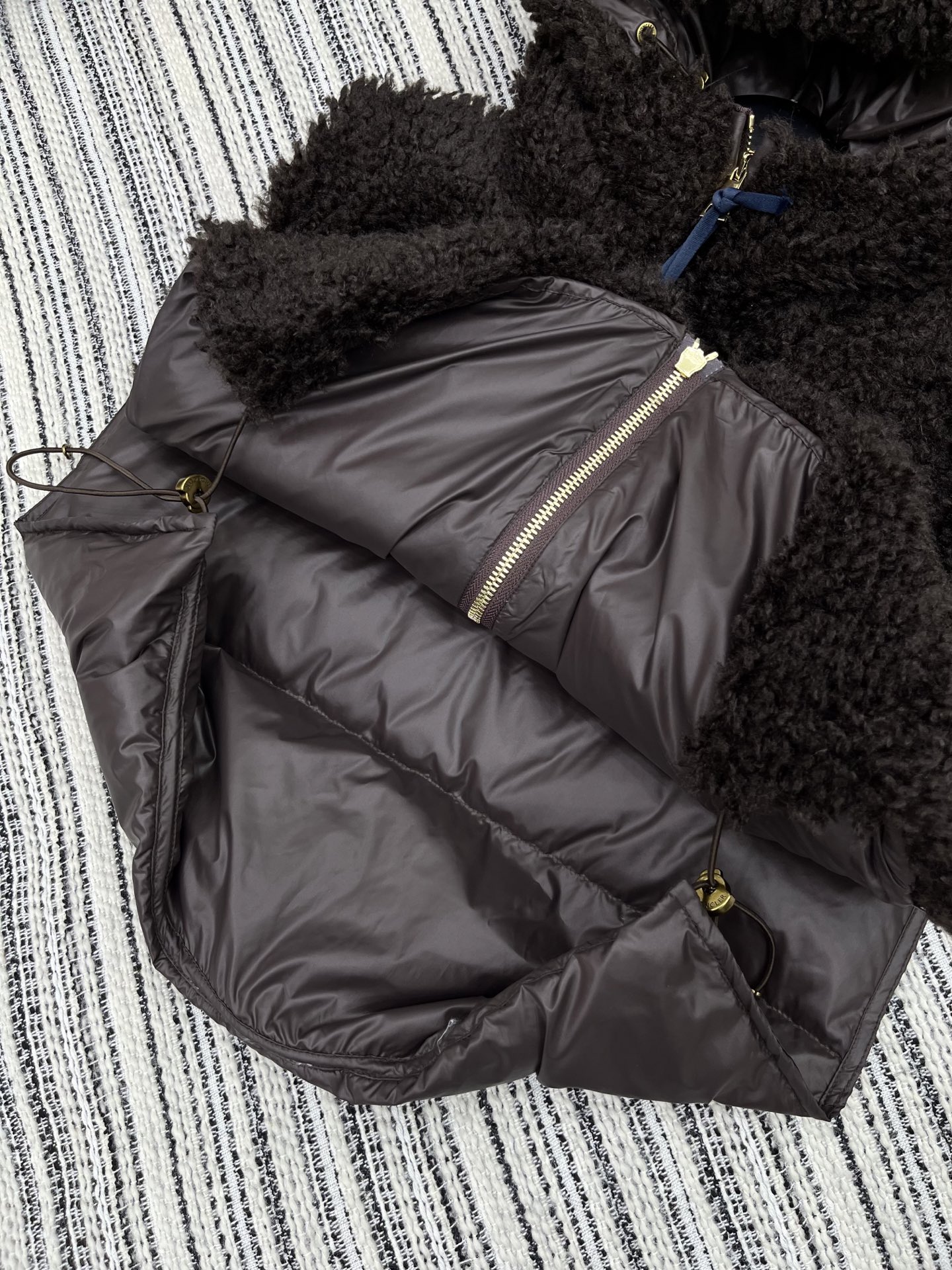 🛒𝐍𝐄𝐖 · 𝟐𝟎𝟐5/爆款现货

【原版定制】Mon*｜25秋冬戴帽狐貂羽绒服马甲外套
极简主义设计高