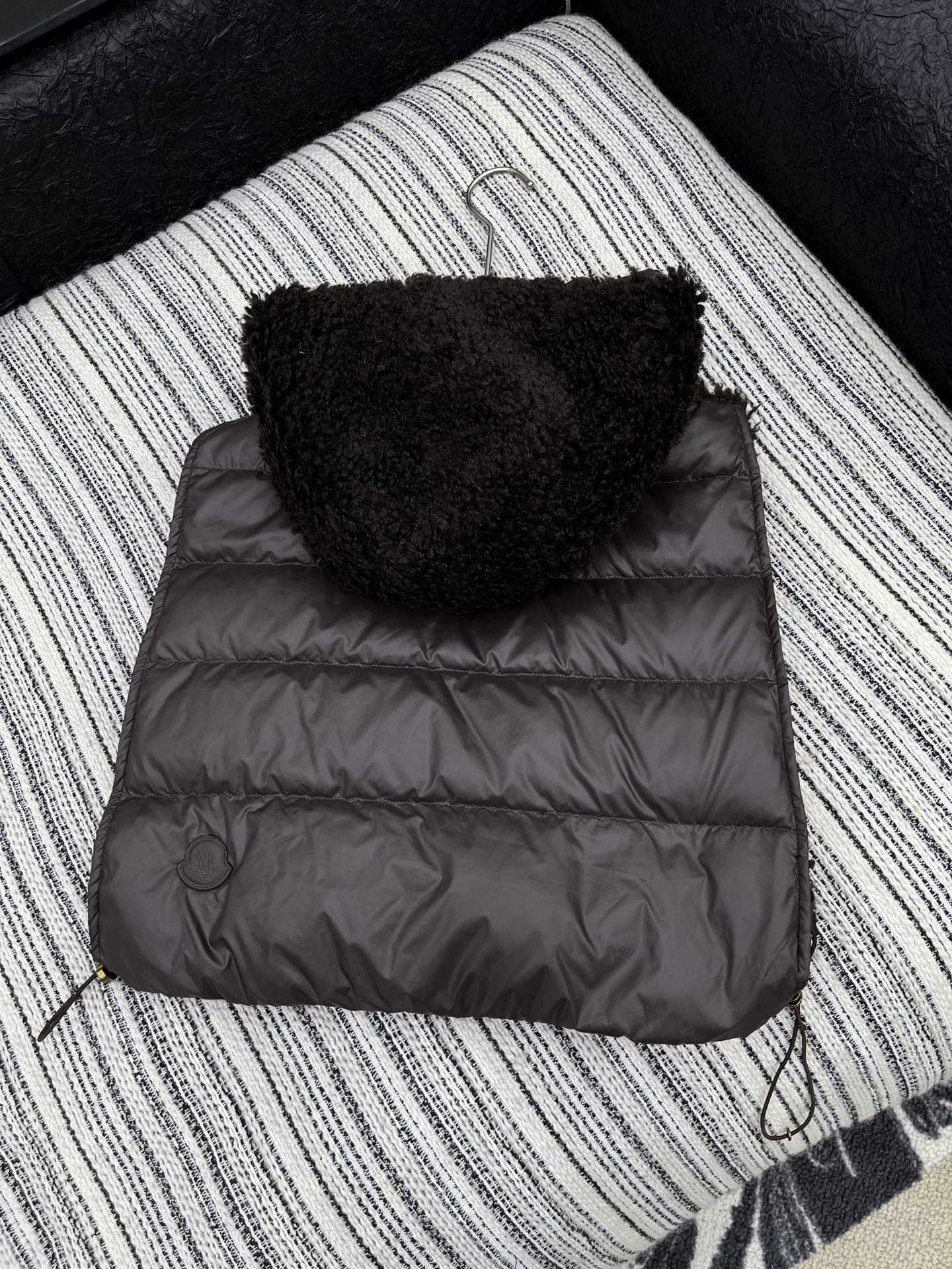 🛒𝐍𝐄𝐖 · 𝟐𝟎𝟐5/爆款现货

【原版定制】Mon*｜25秋冬戴帽狐貂羽绒服马甲外套
极简主义设计高