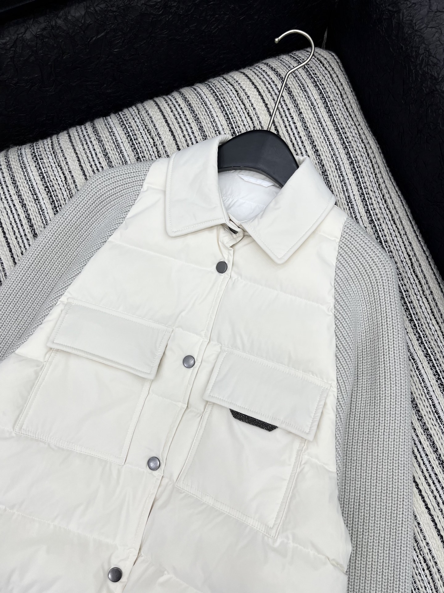 🛒𝐍𝐄𝐖 · 𝟐𝟎𝟐5/爆款现货

原单品质  BC｜2025秋冬新品羽绒拼接针织袖外套
超级重磅！外套