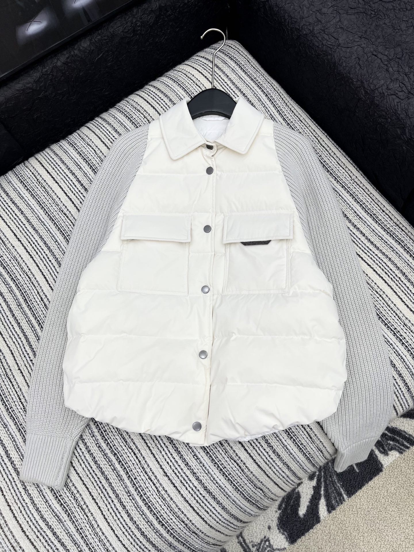 🛒𝐍𝐄𝐖 · 𝟐𝟎𝟐5/爆款现货

原单品质  BC｜2025秋冬新品羽绒拼接针织袖外套
超级重磅！外套