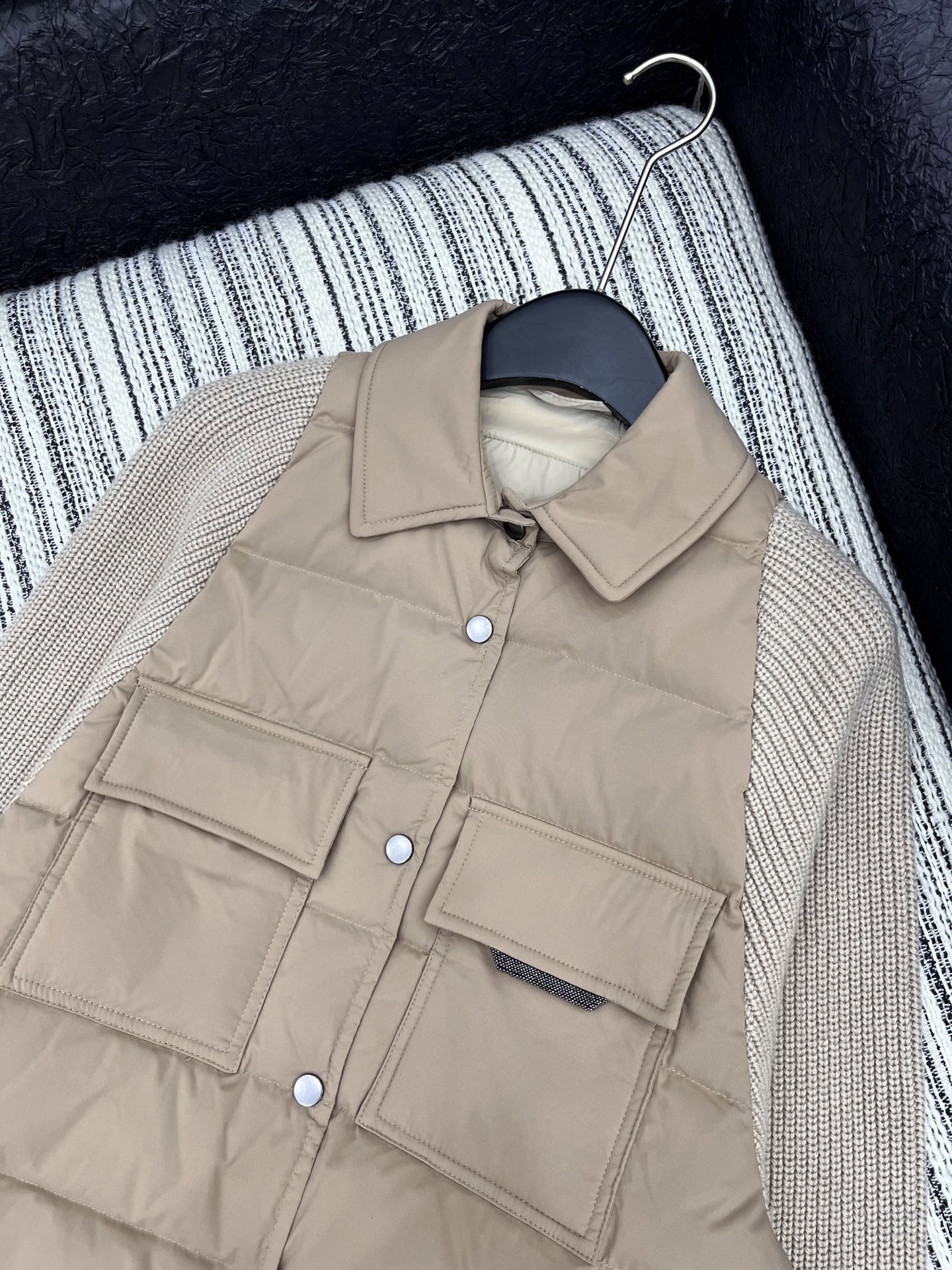 🛒𝐍𝐄𝐖 · 𝟐𝟎𝟐5/爆款现货

原单品质  BC｜2025秋冬新品羽绒拼接针织袖外套
超级重磅！外套