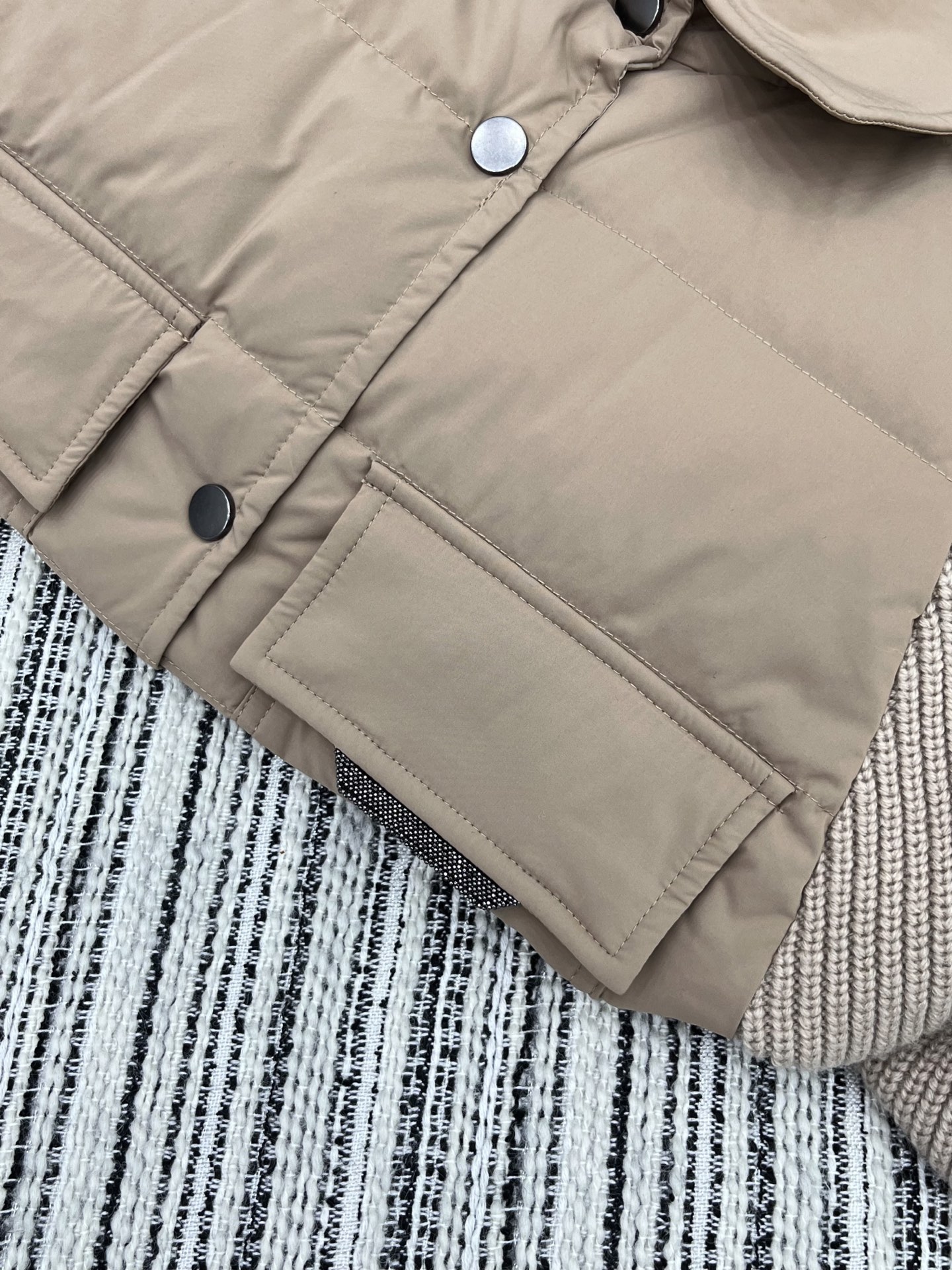 🛒𝐍𝐄𝐖 · 𝟐𝟎𝟐5/爆款现货

原单品质  BC｜2025秋冬新品羽绒拼接针织袖外套
超级重磅！外套
