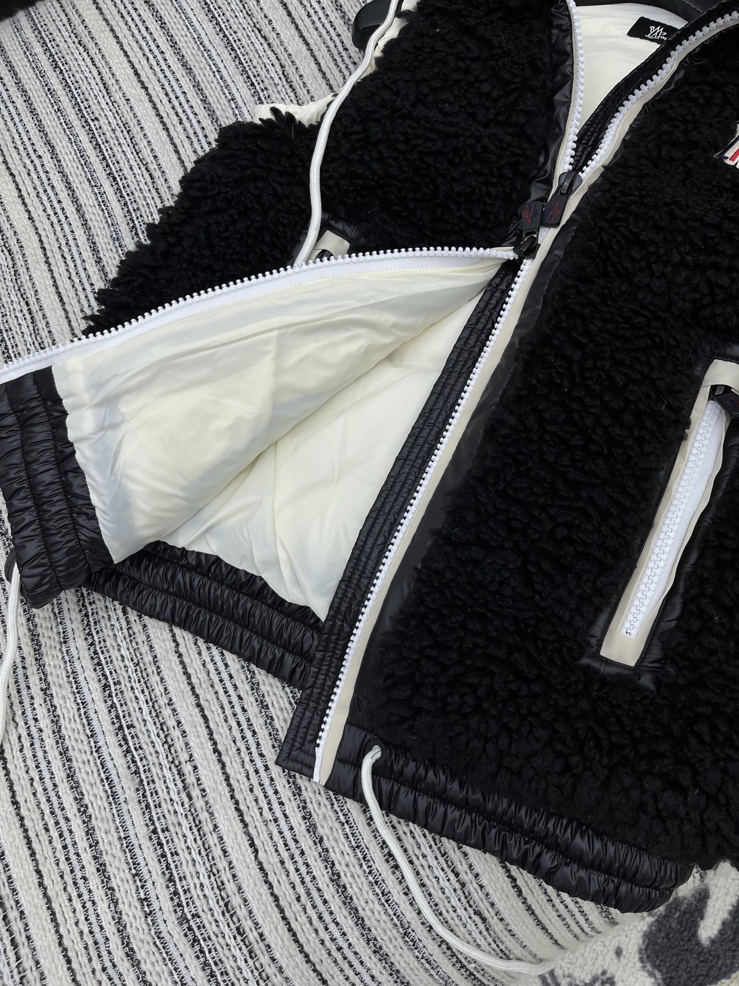 🛒𝐍𝐄𝐖 · 𝟐𝟎𝟐5/爆款现货

【原版定制】Mon*｜25秋冬养羔毛带帽抽绳羽绒服马甲外套
极简主义