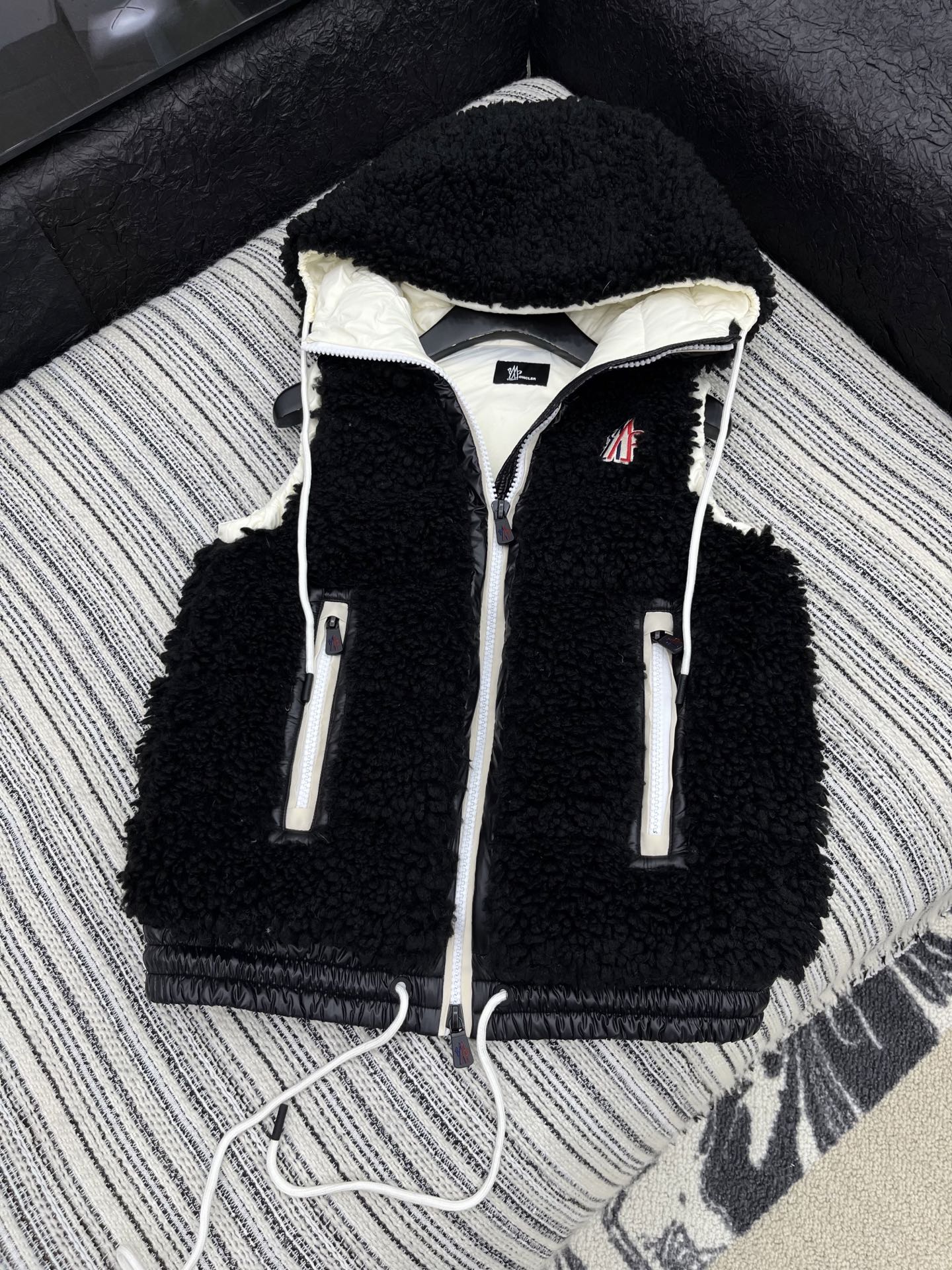 🛒𝐍𝐄𝐖 · 𝟐𝟎𝟐5/爆款现货

【原版定制】Mon*｜25秋冬养羔毛带帽抽绳羽绒服马甲外套
极简主义