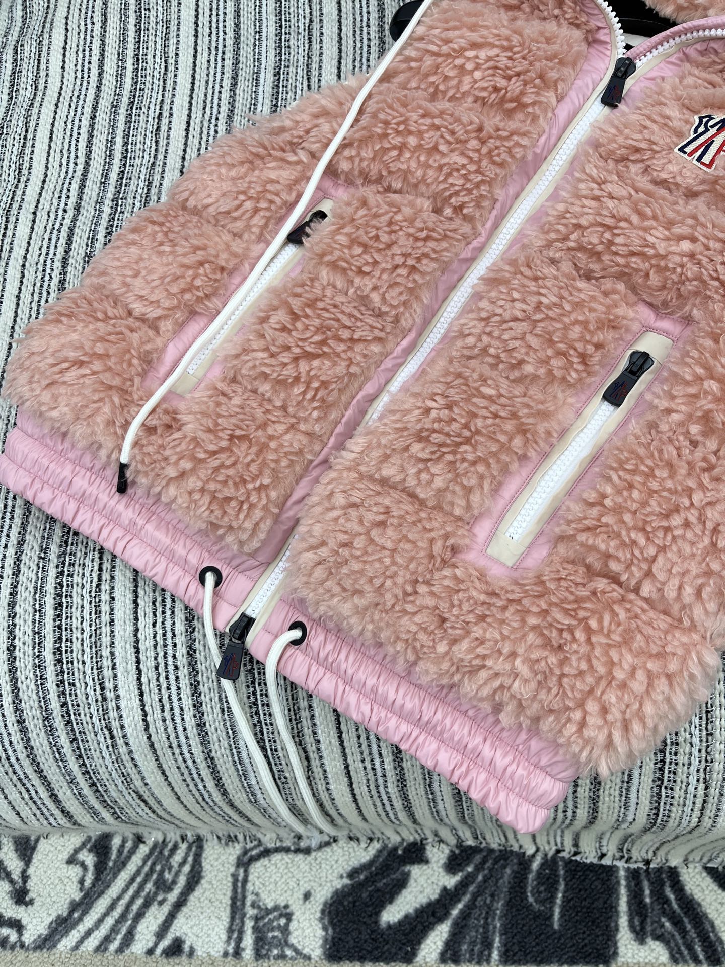 🛒𝐍𝐄𝐖 · 𝟐𝟎𝟐5/爆款现货

【原版定制】Mon*｜25秋冬养羔毛带帽抽绳羽绒服马甲外套
极简主义