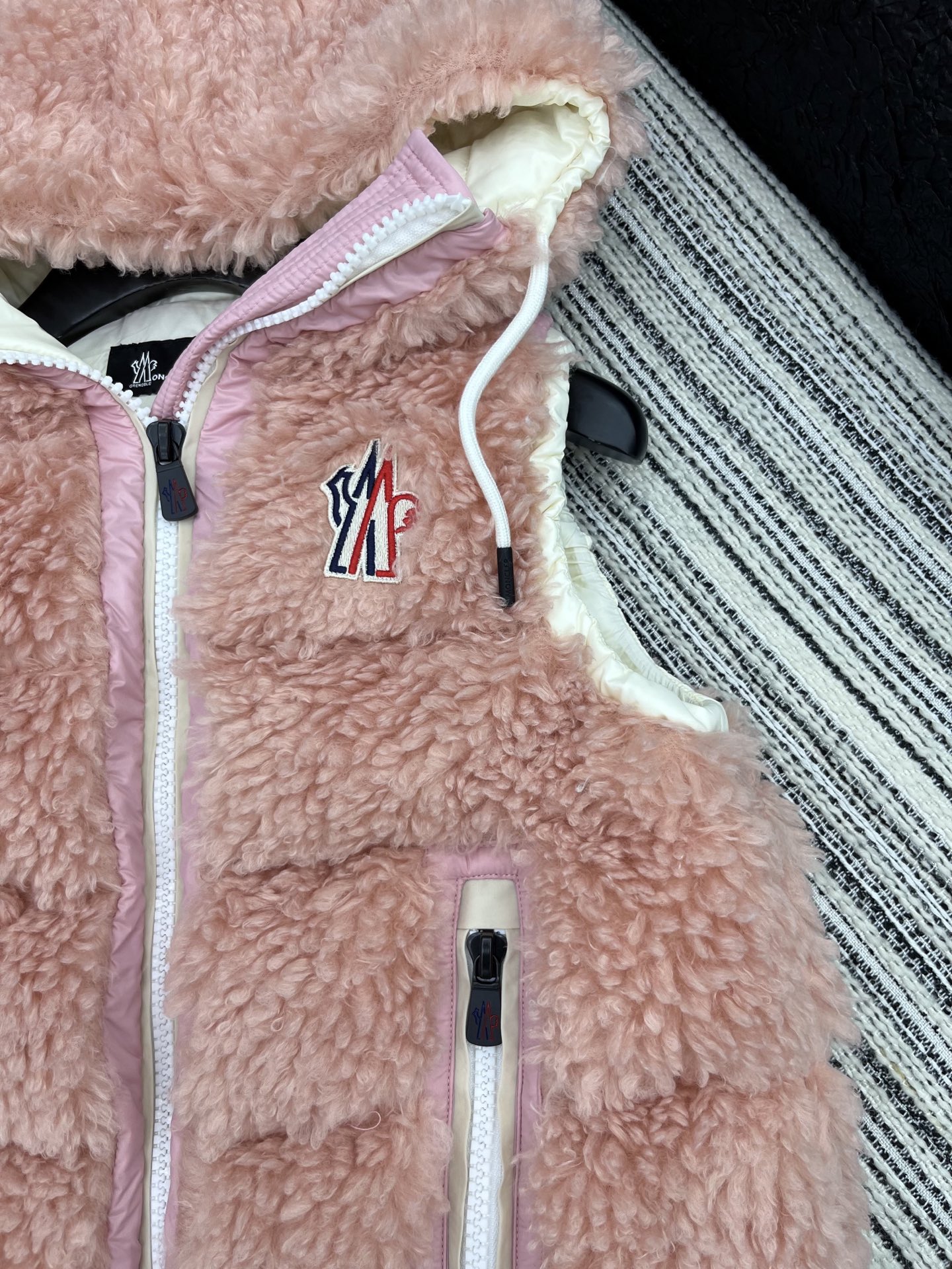 🛒𝐍𝐄𝐖 · 𝟐𝟎𝟐5/爆款现货

【原版定制】Mon*｜25秋冬养羔毛带帽抽绳羽绒服马甲外套
极简主义