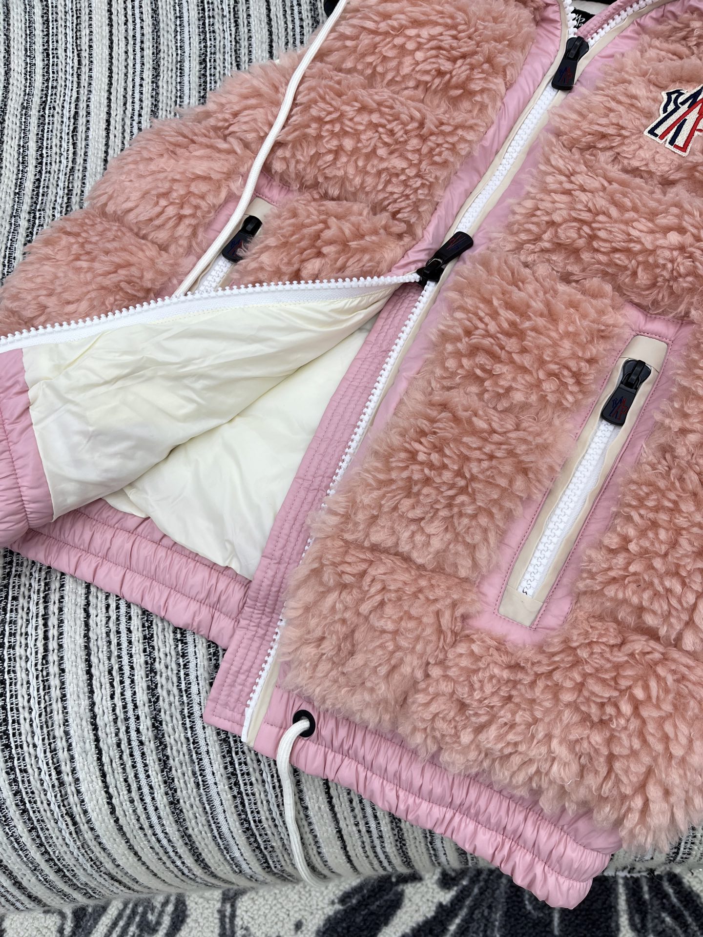 🛒𝐍𝐄𝐖 · 𝟐𝟎𝟐5/爆款现货

【原版定制】Mon*｜25秋冬养羔毛带帽抽绳羽绒服马甲外套
极简主义