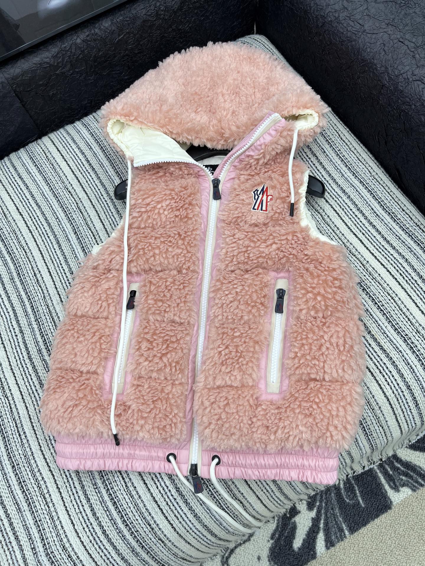 🛒𝐍𝐄𝐖 · 𝟐𝟎𝟐5/爆款现货

【原版定制】Mon*｜25秋冬养羔毛带帽抽绳羽绒服马甲外套
极简主义