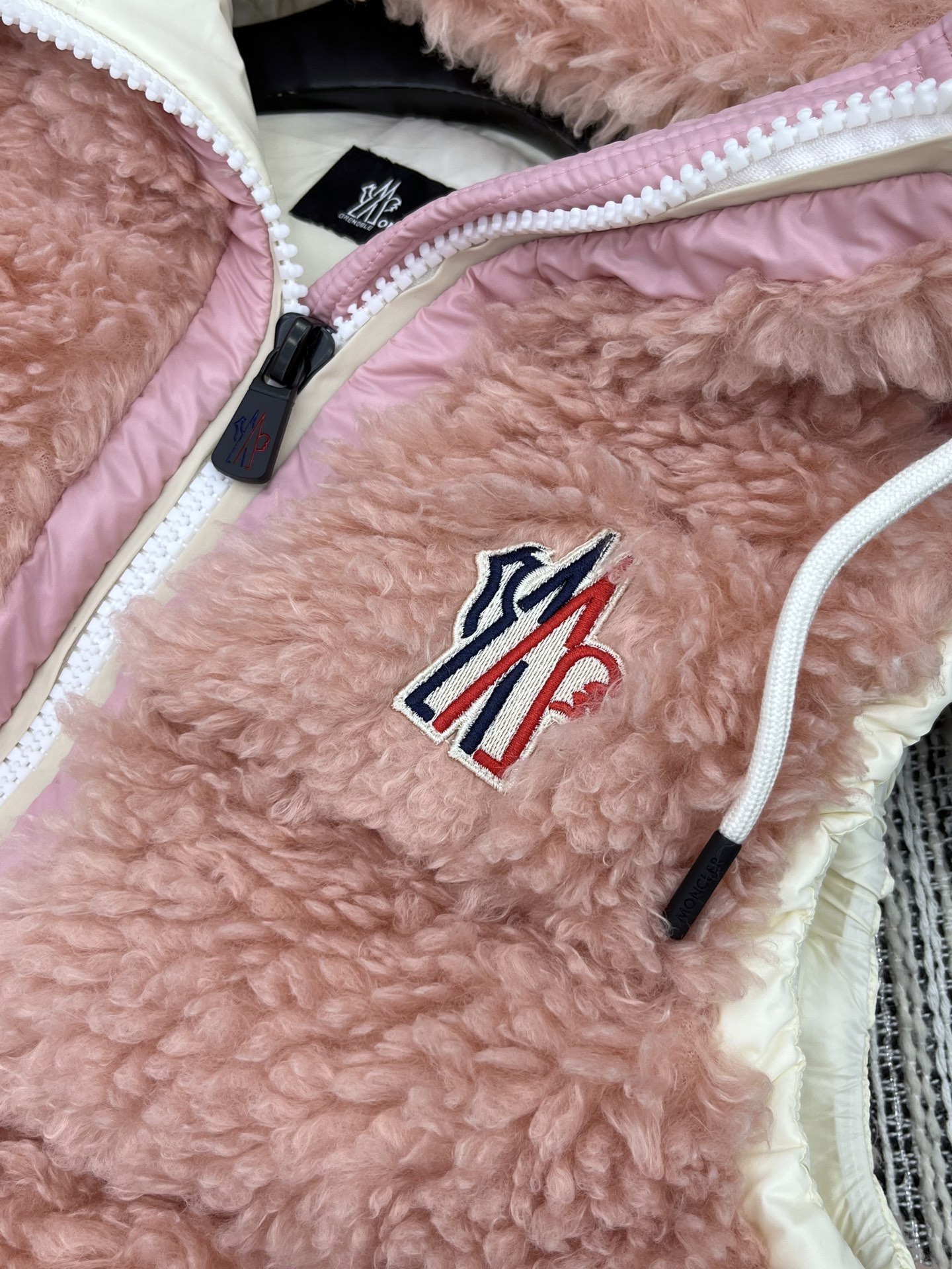 🛒𝐍𝐄𝐖 · 𝟐𝟎𝟐5/爆款现货

【原版定制】Mon*｜25秋冬养羔毛带帽抽绳羽绒服马甲外套
极简主义