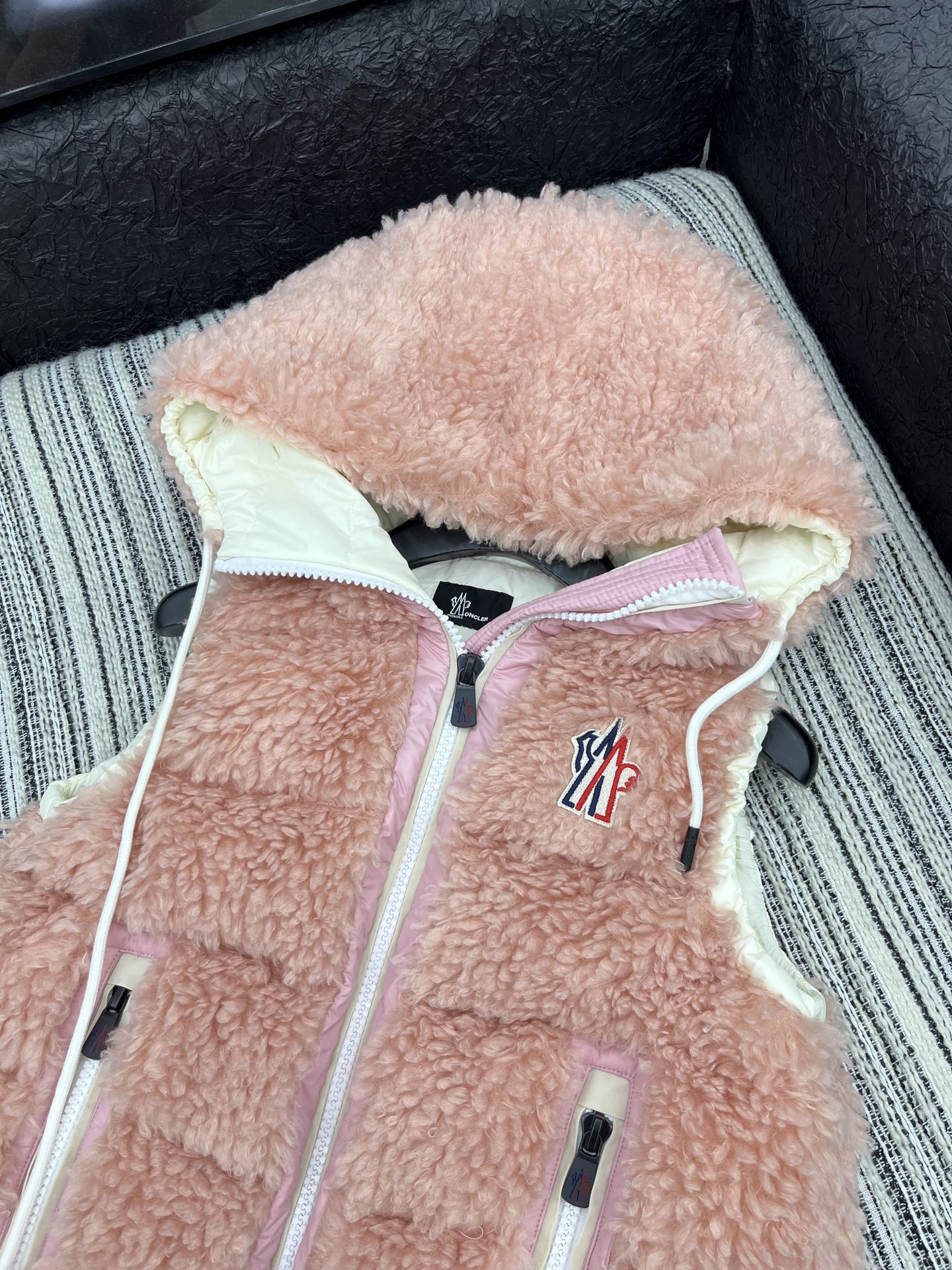 🛒𝐍𝐄𝐖 · 𝟐𝟎𝟐5/爆款现货

【原版定制】Mon*｜25秋冬养羔毛带帽抽绳羽绒服马甲外套
极简主义