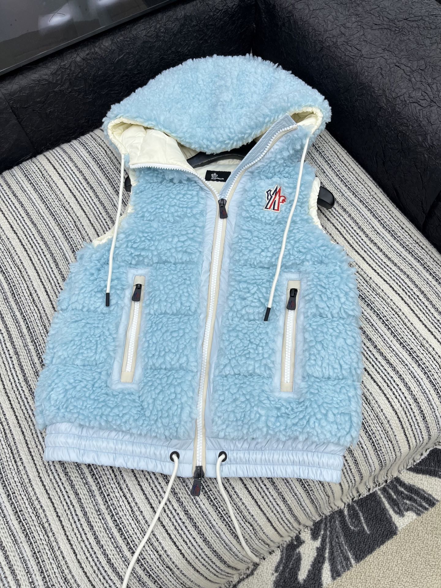 🛒𝐍𝐄𝐖 · 𝟐𝟎𝟐5/爆款现货

【原版定制】Mon*｜25秋冬养羔毛带帽抽绳羽绒服马甲外套
极简主义