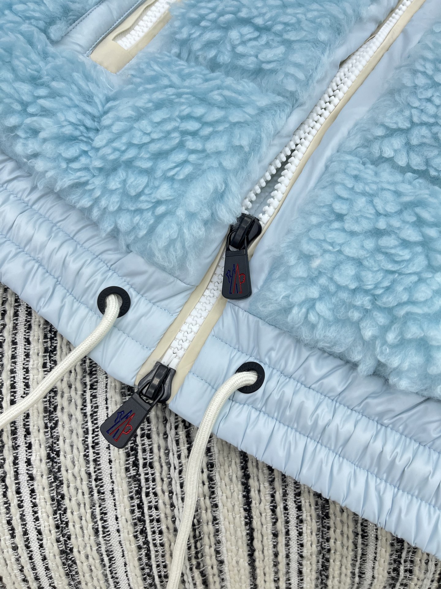 🛒𝐍𝐄𝐖 · 𝟐𝟎𝟐5/爆款现货

【原版定制】Mon*｜25秋冬养羔毛带帽抽绳羽绒服马甲外套
极简主义