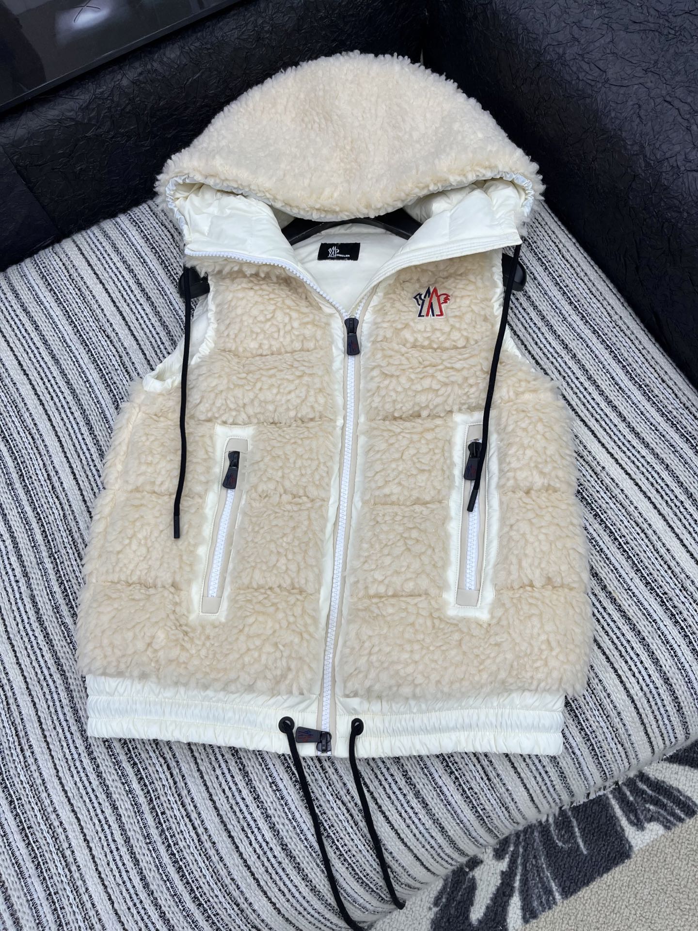 🛒𝐍𝐄𝐖 · 𝟐𝟎𝟐5/爆款现货

【原版定制】Mon*｜25秋冬养羔毛带帽抽绳羽绒服马甲外套
极简主义