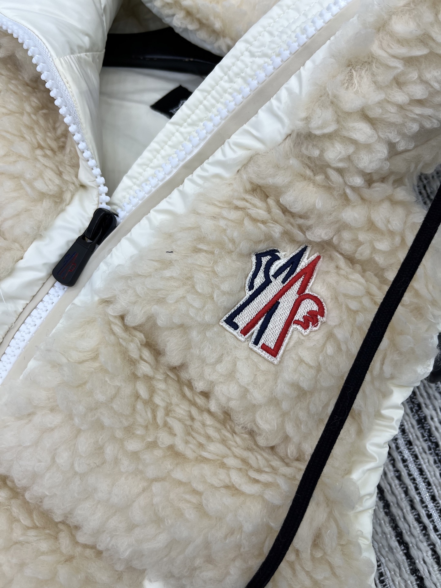 🛒𝐍𝐄𝐖 · 𝟐𝟎𝟐5/爆款现货

【原版定制】Mon*｜25秋冬养羔毛带帽抽绳羽绒服马甲外套
极简主义