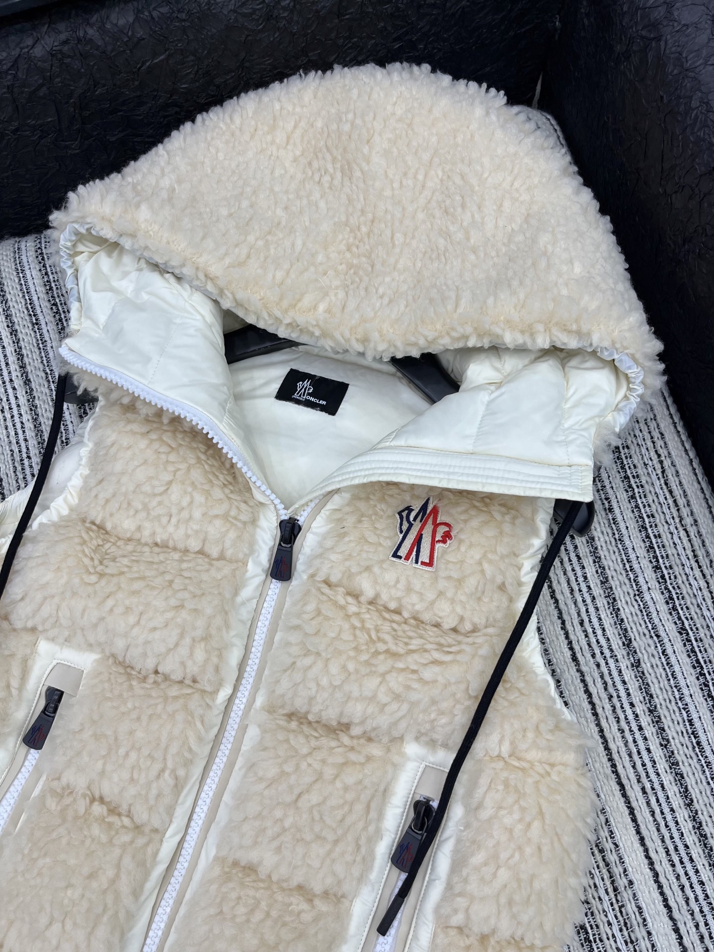 🛒𝐍𝐄𝐖 · 𝟐𝟎𝟐5/爆款现货

【原版定制】Mon*｜25秋冬养羔毛带帽抽绳羽绒服马甲外套
极简主义