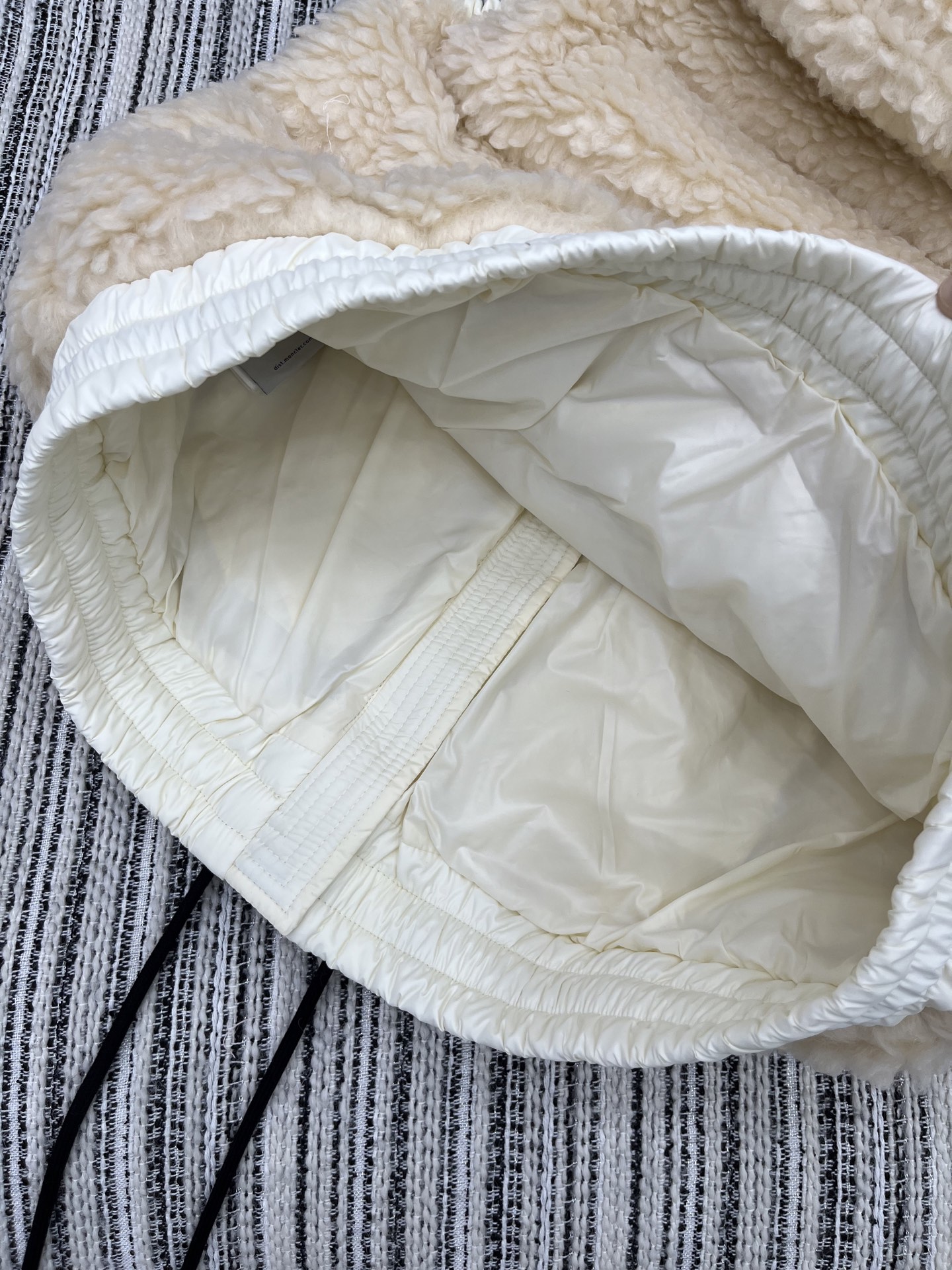 🛒𝐍𝐄𝐖 · 𝟐𝟎𝟐5/爆款现货

【原版定制】Mon*｜25秋冬养羔毛带帽抽绳羽绒服马甲外套
极简主义
